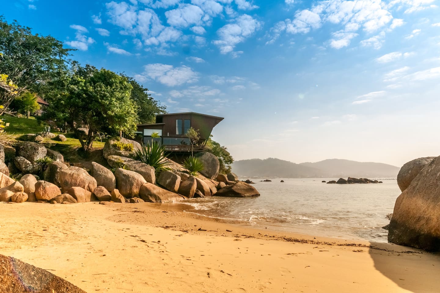 Casa com praia privativa em Florianópolis (SC) é o imóvel mais desejado do site no Brasil. Foto: Divulgação. 
