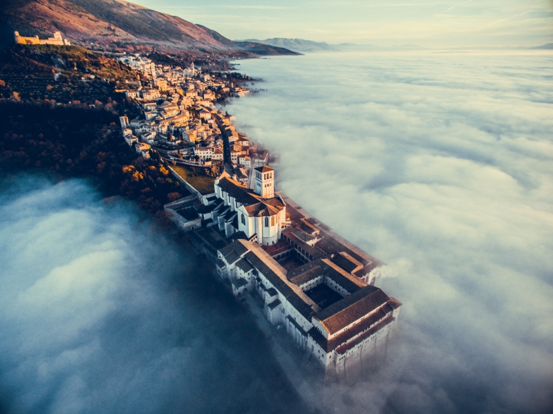 Assisi Over the Clouds, por Francesco Cattuto, vencedor da categoria Urbana Assisi Over the Clouds, por Francesco Cattuto, vencedor da categoria Urbana
