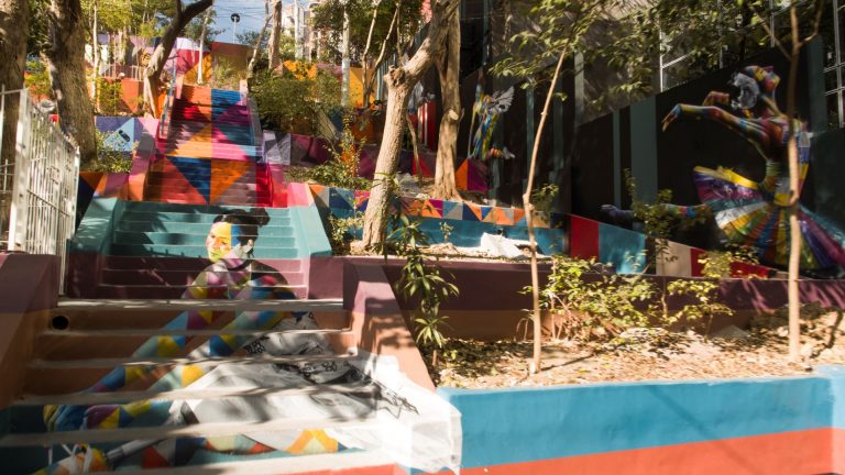 Eduardo Kobra, assina um "mural" em escadaria no bairro de Pinheiros, em São Paulo. Foto: Divulgação