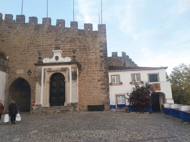Óbidos, em Portugal, é uma das cidades europeias que foram definidas também pelas muralhas e portas. Foto: Marialba RG Imaguire/Acervo pessoal