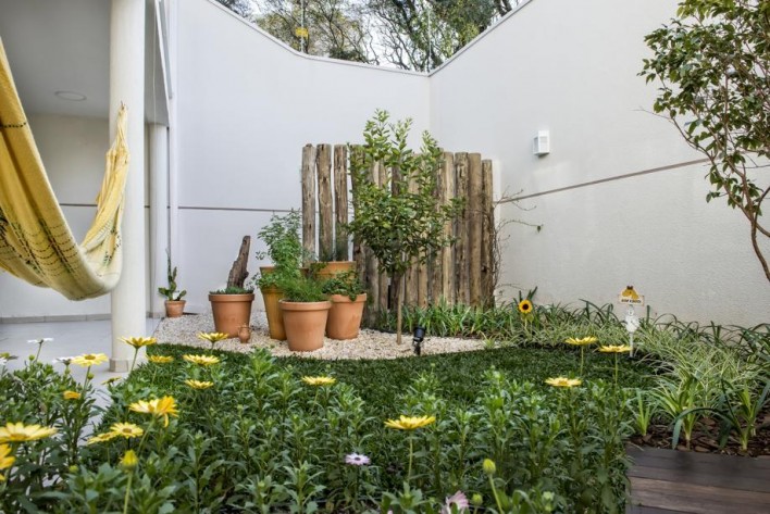 A paisagista Claudia Canales deu alma de interior aos fundos de uma casa com diversas flores e árvores frutíferas A paisagista Claudia Canales deu alma de interior aos fundos de uma casa com diversas flores e árvores frutíferas