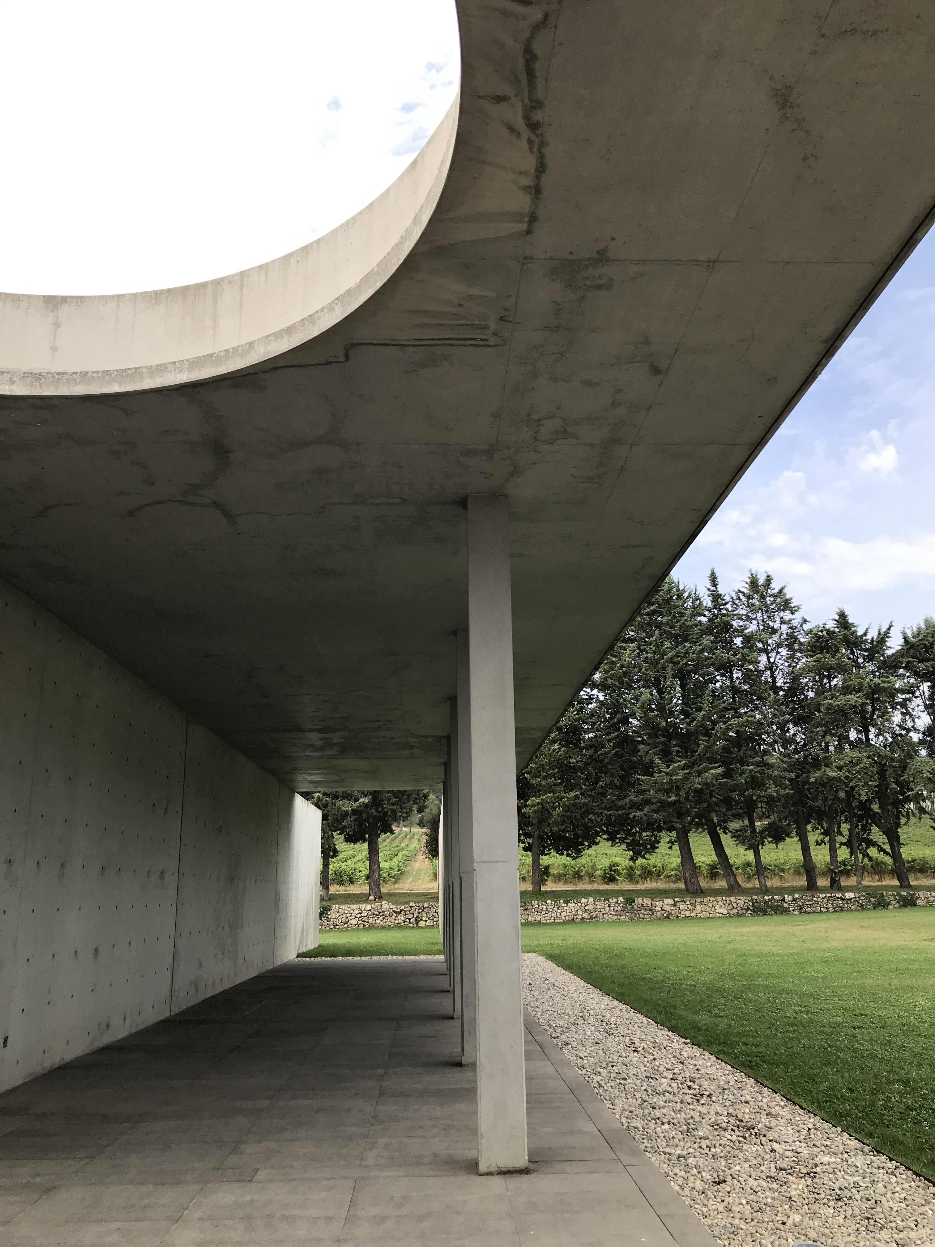 Um passeio pelo incrível vinhedo repleto de arte e arquitetura no sul da França Um passeio pelo incrível vinhedo repleto de arte e arquitetura no sul da França