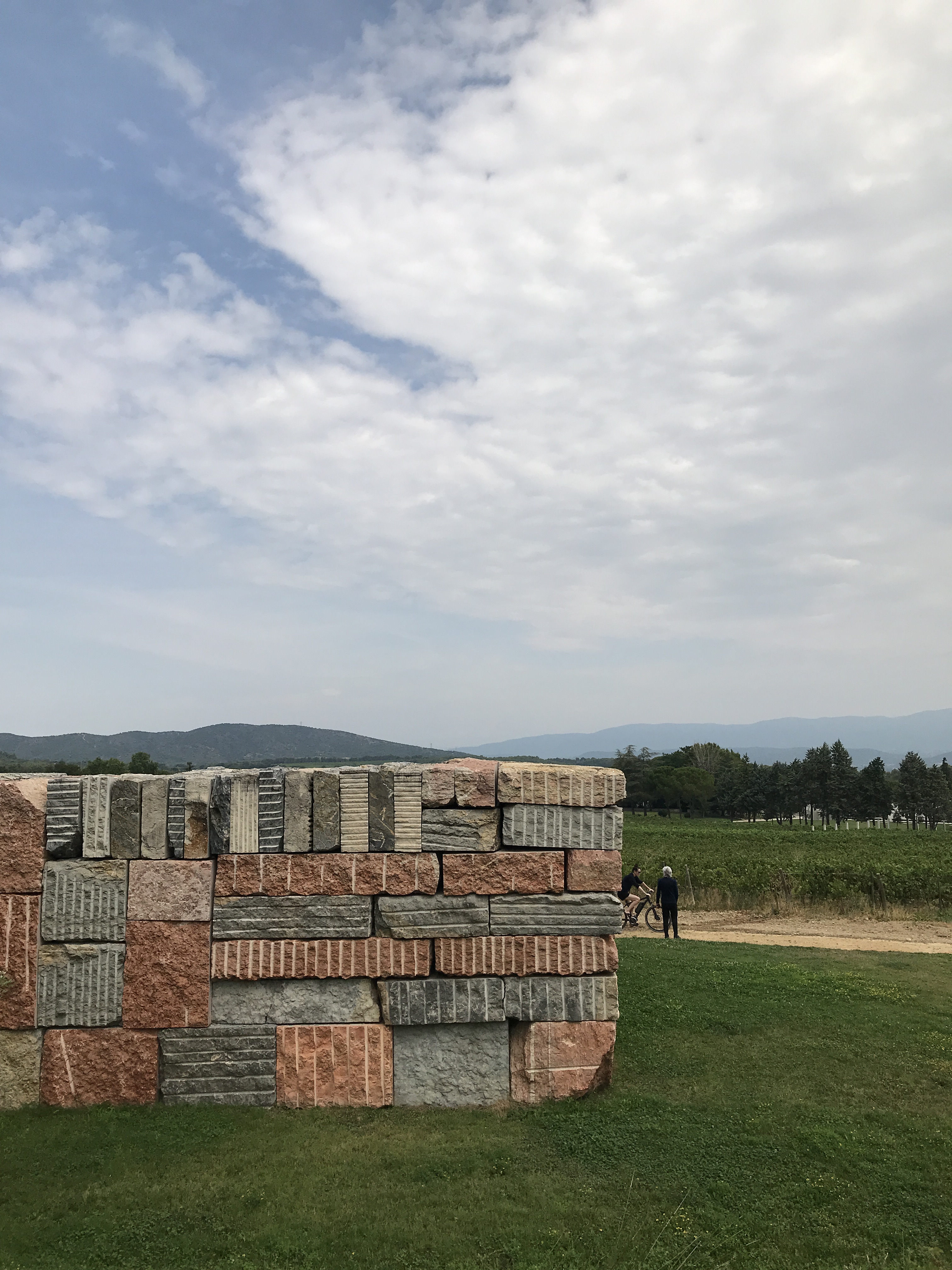 Um passeio pelo incrível vinhedo repleto de arte e arquitetura no sul da França Um passeio pelo incrível vinhedo repleto de arte e arquitetura no sul da França