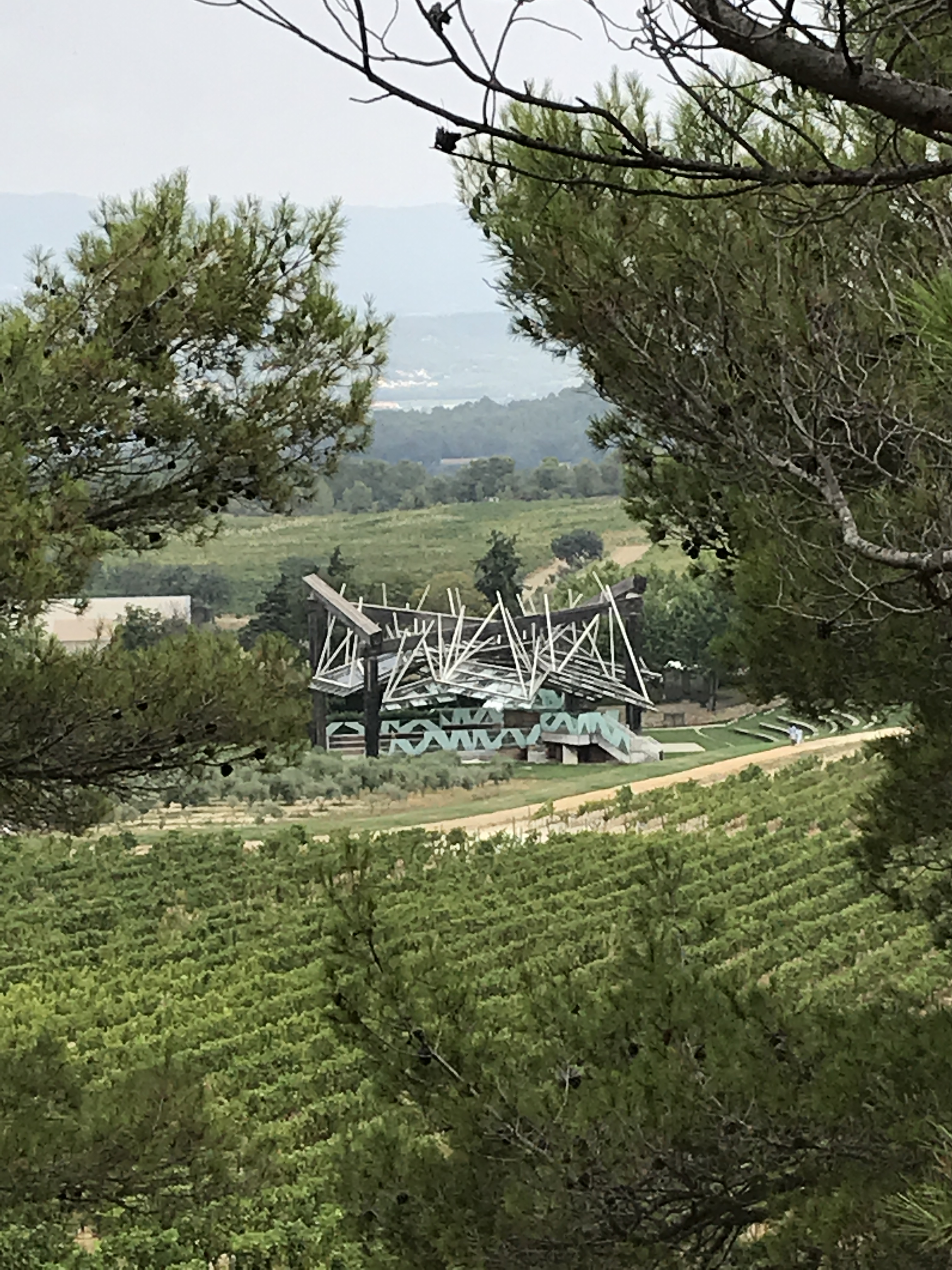 Um passeio pelo incrível vinhedo repleto de arte e arquitetura no sul da França Um passeio pelo incrível vinhedo repleto de arte e arquitetura no sul da França