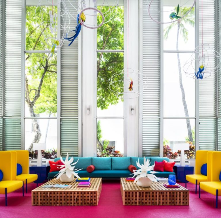Hotel boutique no Havaí ganha vida com cores vibrantes e referências à natureza
