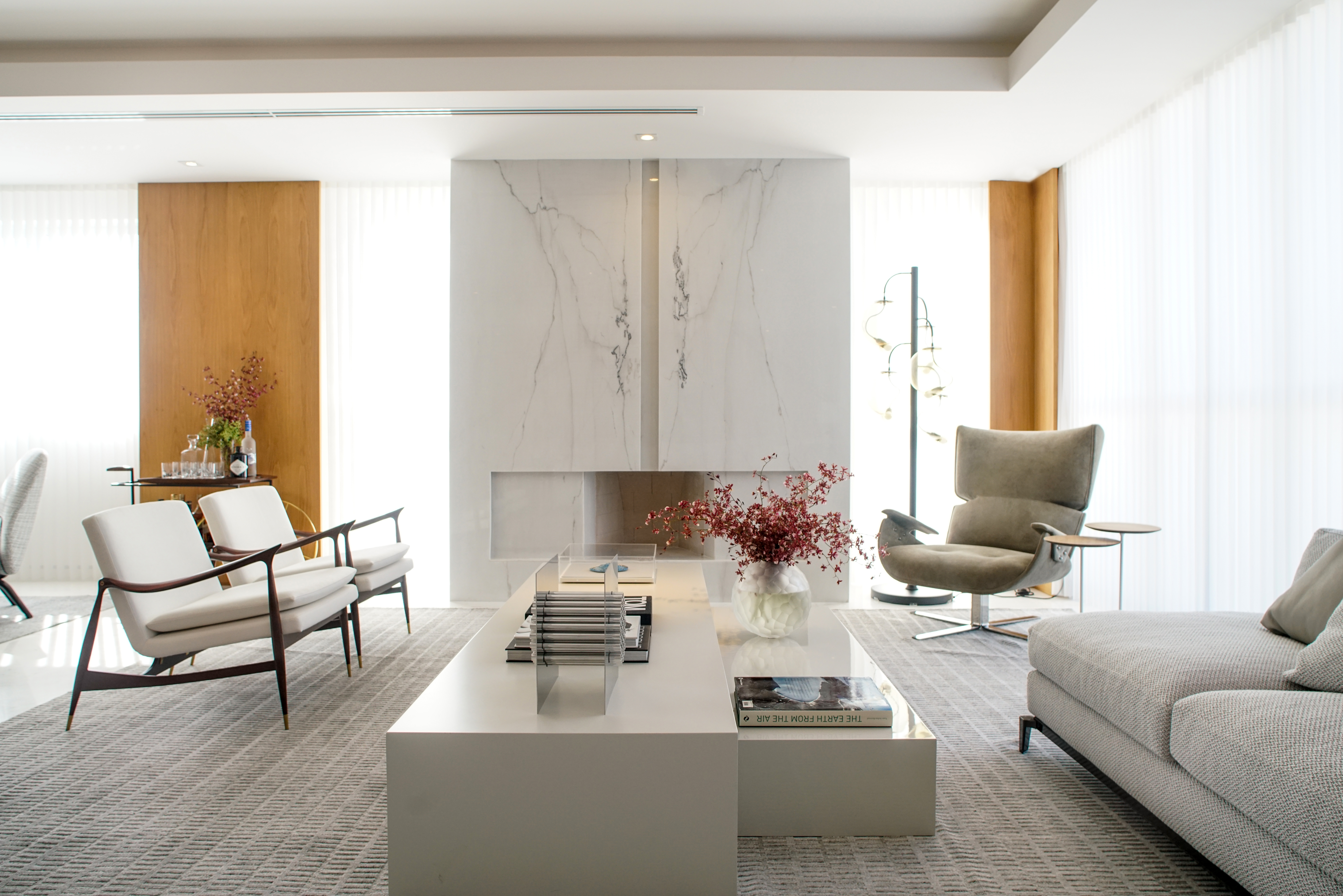 O mármore piguês branco destaca-se no piso e no revestimento da lareira nesse apartamento. Foto: André Nacli O mármore piguês branco destaca-se no piso e no revestimento da lareira nesse apartamento. Foto: André Nacli