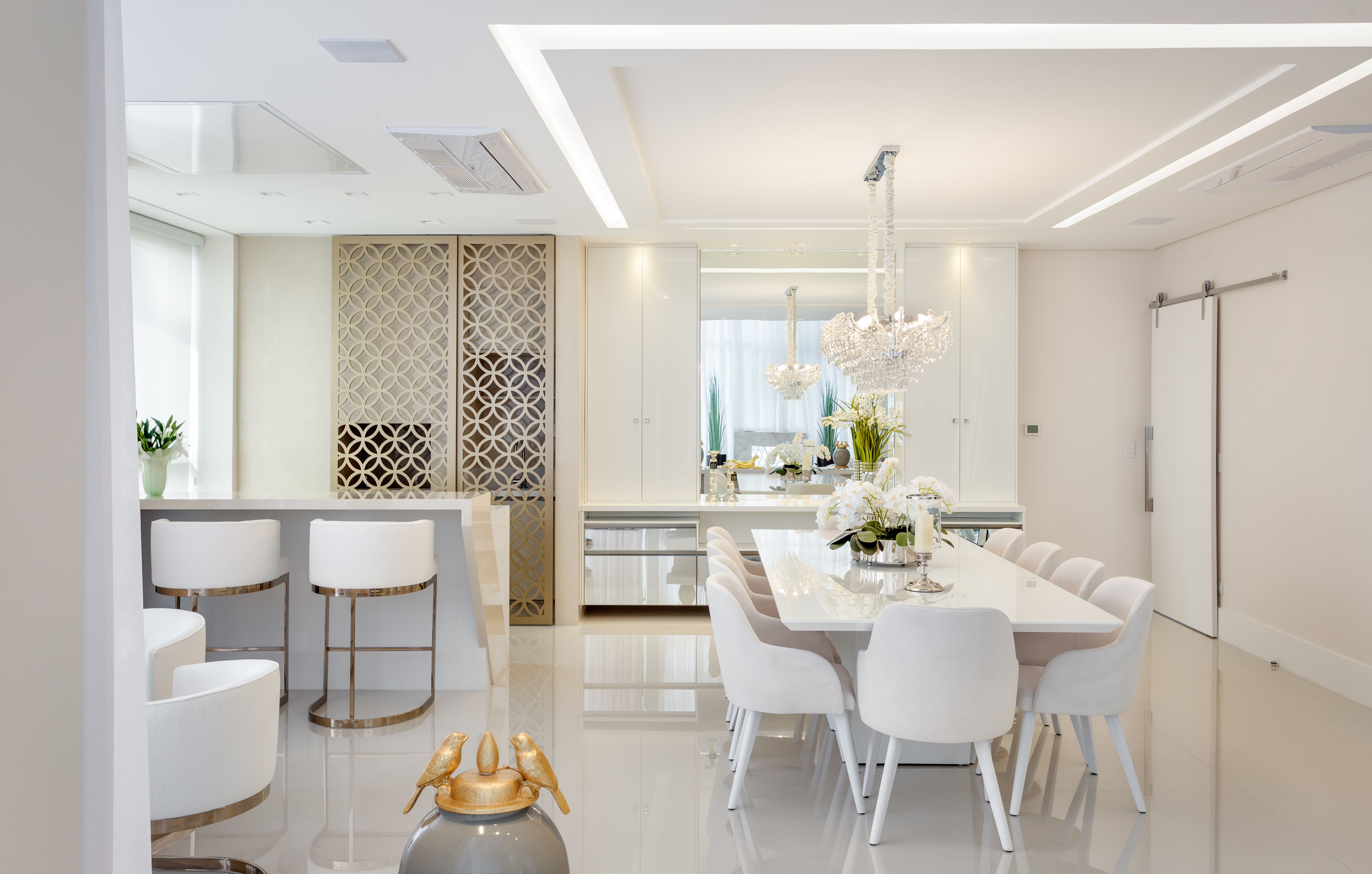 Mesa e buffet em laca em laca hight gloss deixam o branco em evidência. Foto: Nenad Radovanovic