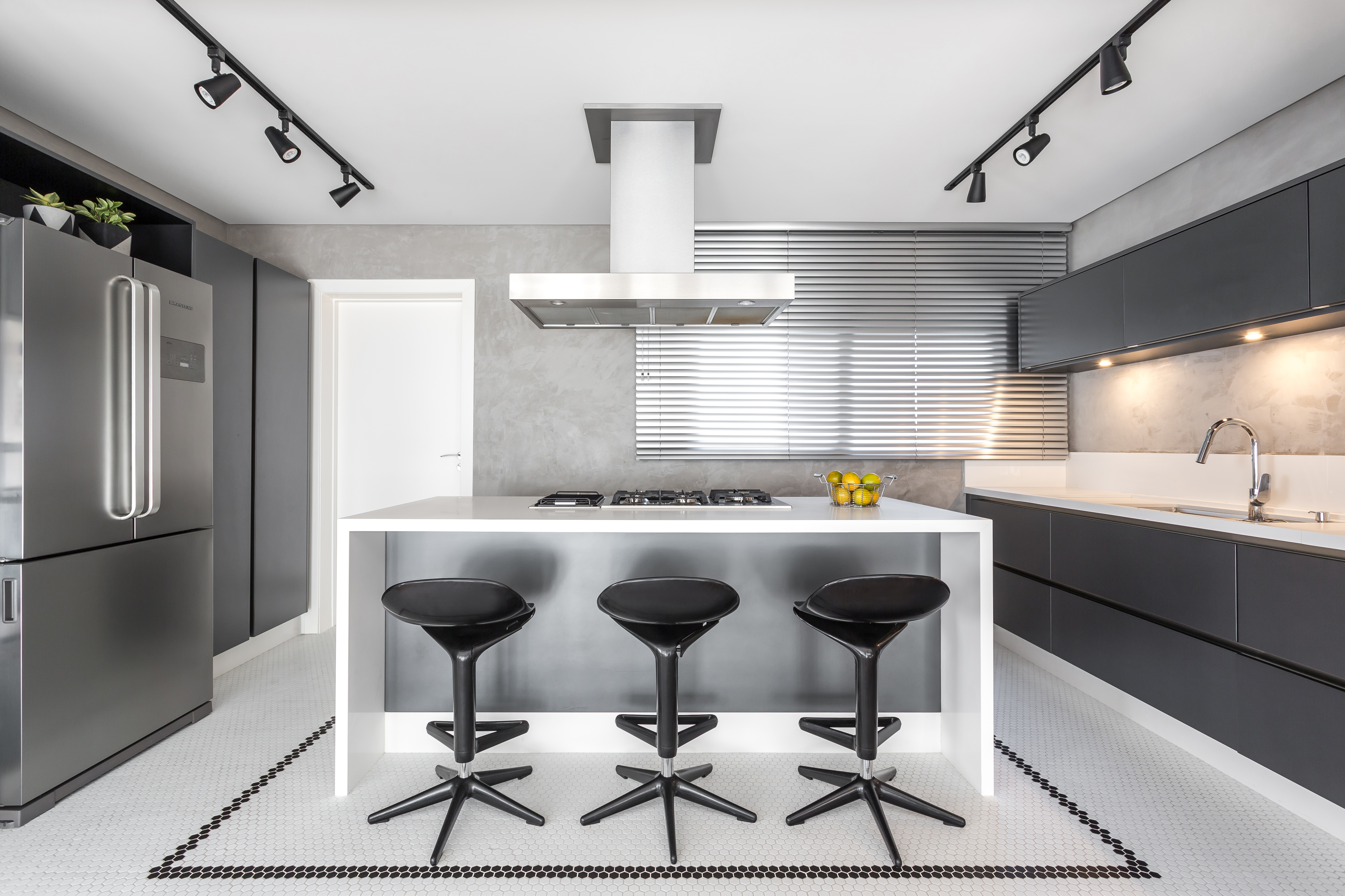Piso, mesa, bancada e portas em branco iluminam a cozinha. Foto: Eduardo Macarios Piso, mesa, bancada e portas em branco iluminam a cozinha. Foto: Eduardo Macarios