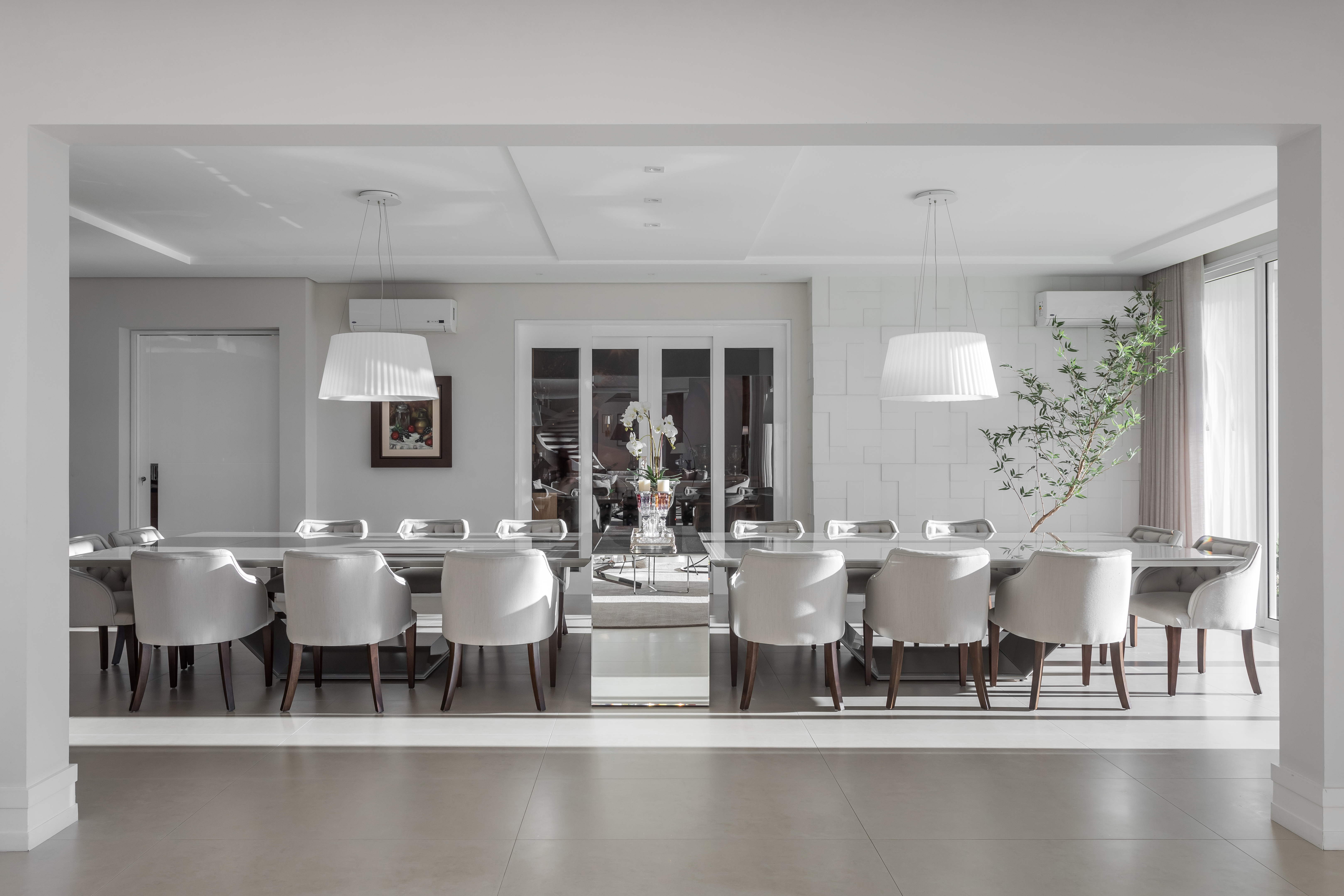 Branco e tons claros são destaque da sala de jantar dessa residência em estilo contemporâneo. Foto: Eduardo Macarios Branco e tons claros são destaque da sala de jantar dessa residência em estilo contemporâneo. Foto: Eduardo Macarios