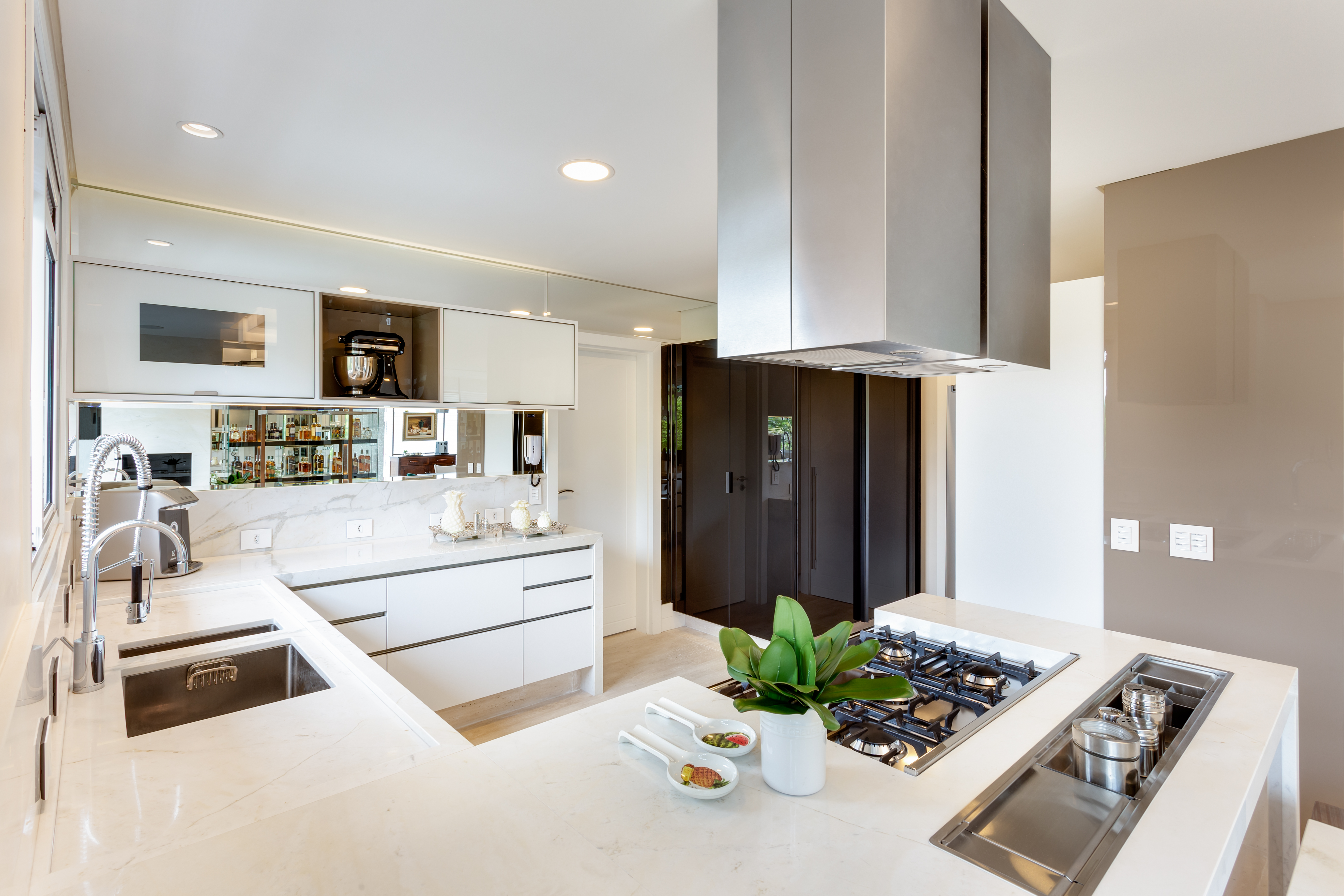 Nessa cozinha, o branco foi usado nos móveis, revestimento de parede e pedra da bancada. Foto: Nenad Radovanovic
Nessa cozinha, o branco foi usado nos móveis, revestimento de parede e pedra da bancada. Foto: Nenad Radovanovic