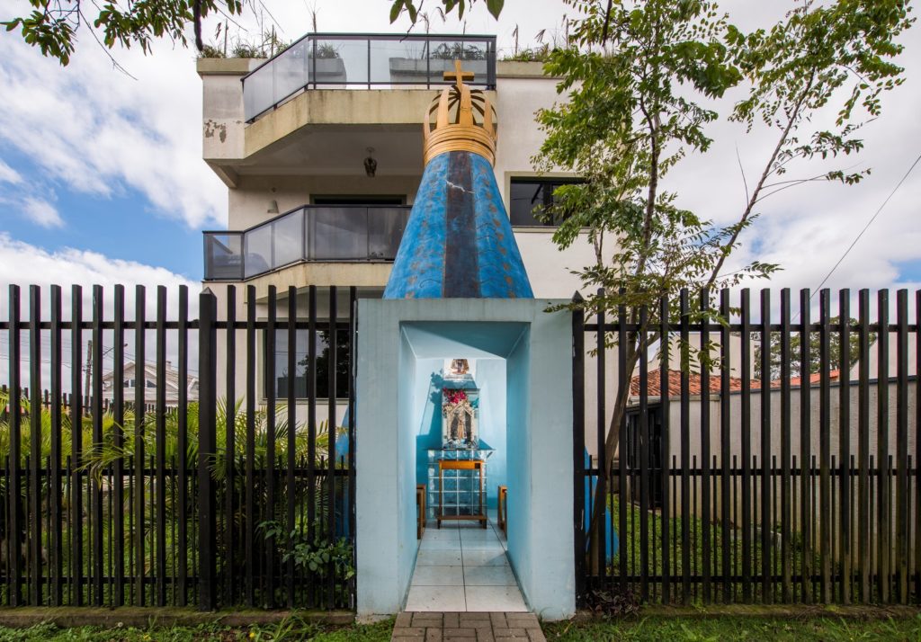 Capela no formato do manto de Nossa Senhora Aparecida chama atenção em bairro de Curitiba Capela em homenagem a Nossa Senhora Aparecida atrai devotos a imóvel no Jardim das Américas em Curitiba. Foto: Letícia Akemi / Gazeta do Povo