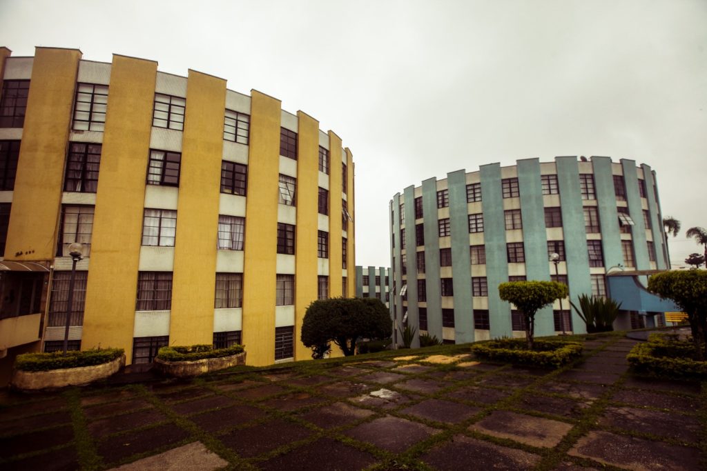 A história dos prédios redondos e coloridos que são uma marca de bairro curitibano Conjunto Cruzeiro do Sul, no Jardim Botânico, em Curitiba. Cores e formato dos prédios chama atenção de quem passa nos arredores. Foto: André Rodrigues / Gazeta do Povo