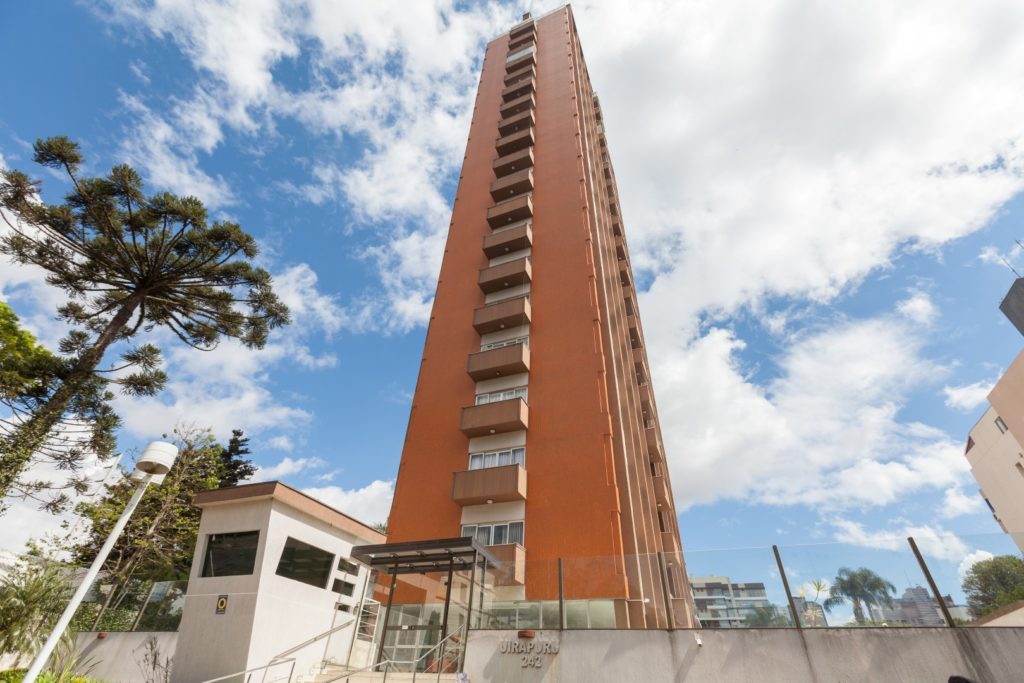 Edifício Uirapuru, desde os anos 1970 um arranha-céu laranja e solitário no Água Verde Edifício Uirapuru foi construído no início dos anos 1970, no Água Verde. Pouco depois, a regra de zoneamento impediu que prédios com essa altura fossem construídos na região. Foto: Fernando Zequinão / Gazeta do Povo.
