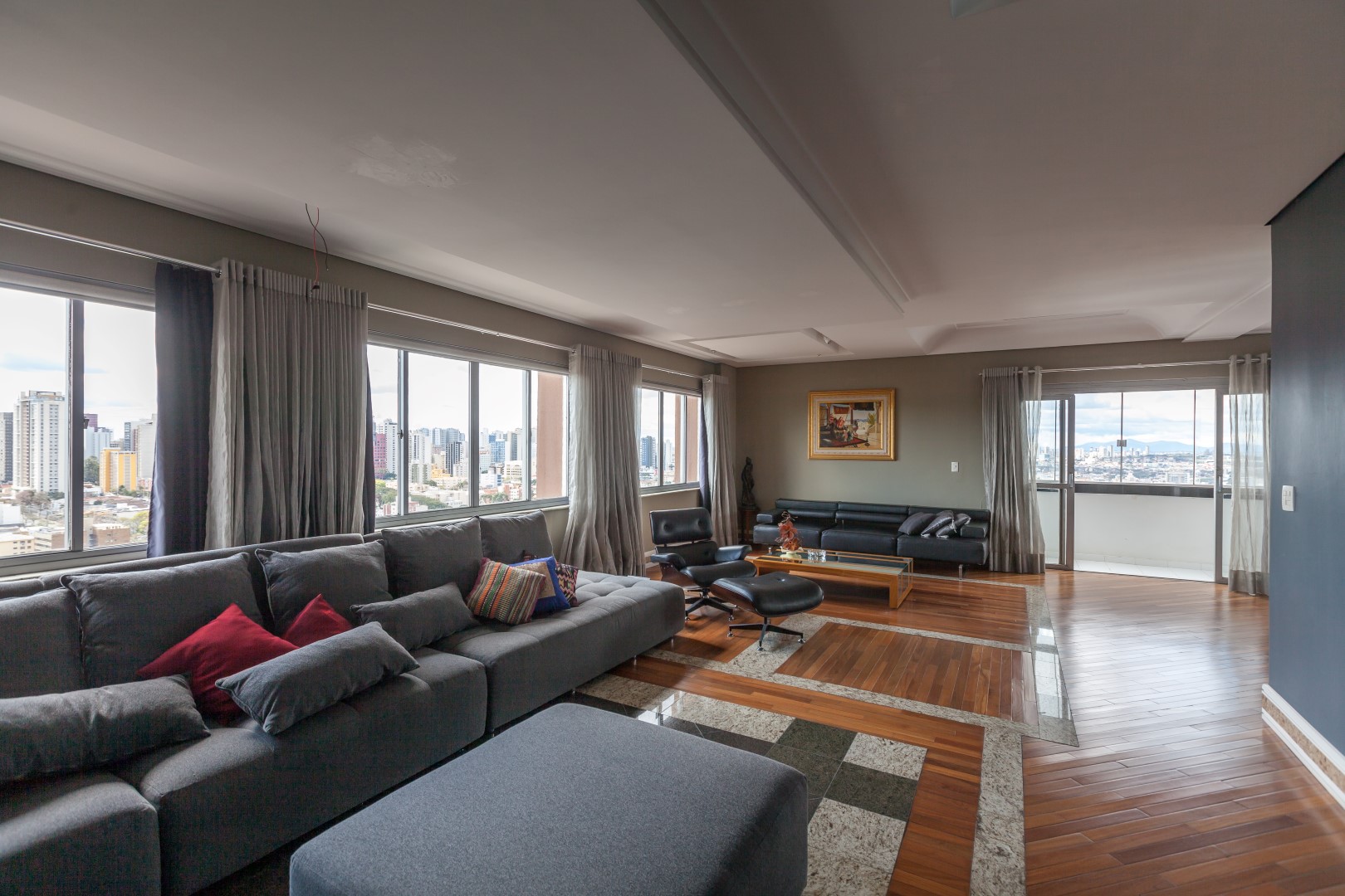 O Uirapuru é um dos primeiros edifícios da cidade a ter um apartamento por andar. O projeto é assinado pelo arquiteto Agostinho Zanelo de Aguiar. Foto: Fernando Zequinão / Gazeta do Povo O Uirapuru é um dos primeiros edifícios da cidade a ter um apartamento por andar. O projeto é assinado pelo arquiteto Agostinho Zanelo de Aguiar. Foto: Fernando Zequinão / Gazeta do Povo