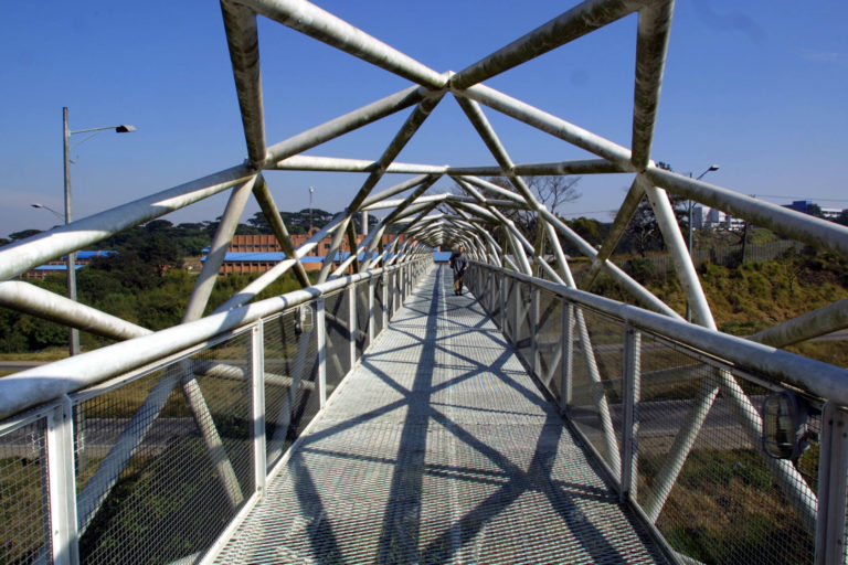 Inaugurada em 2002, passarela que une campi da UFPR é inspirada em flor de lótus. Foto: Albari Rosa/Gazeta do Povo