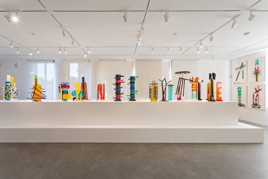 Três exposições revelam detalhes da obra de Ettore Sottsass; o designer das máquinas Olivetti Produtos em vidro Murano assinados por Ettore Sottsass. Fotos: Daniela Busarello / Acervo Pessoal.