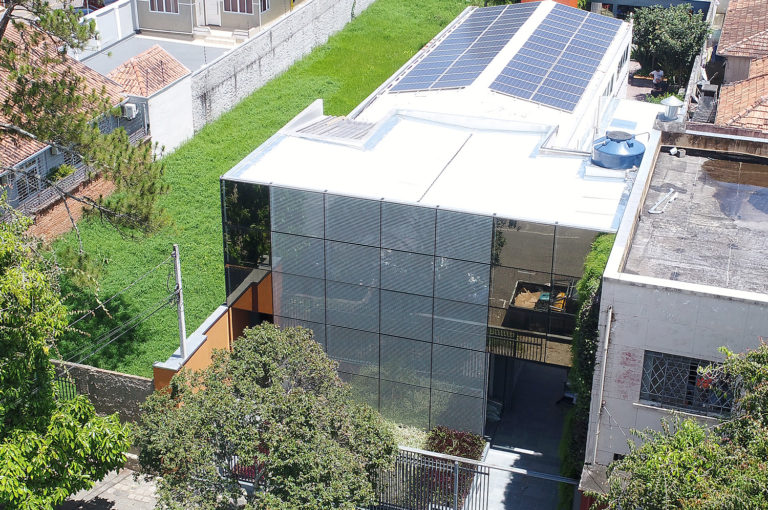 Sede da Petinelli em Curitiba é autossuficiente em energia e colocou o Paraná como o estado com o maior número de certificações. Fotos: Divulgação