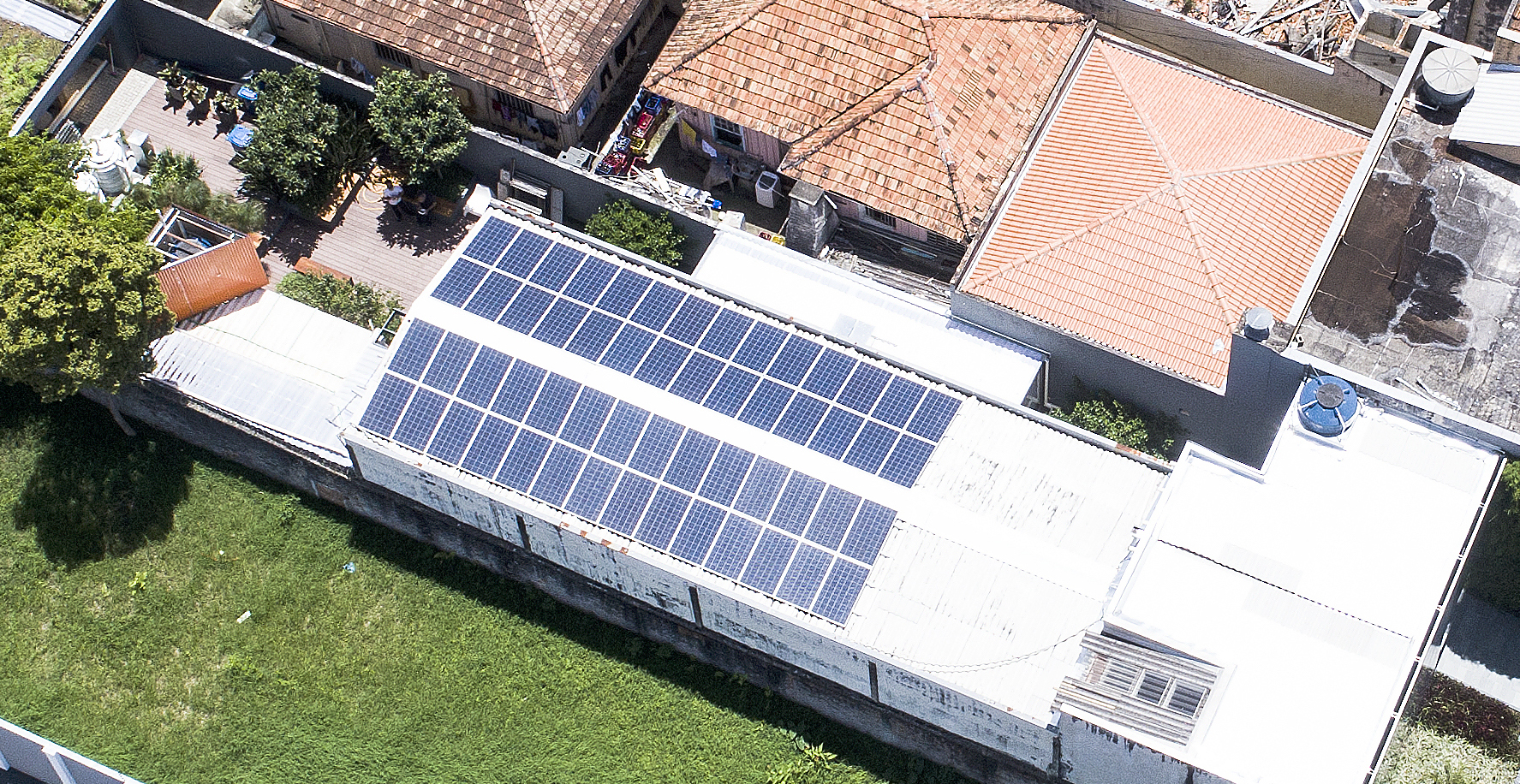 Foram instalados 56 módulos para produção de energia na sede da Petinelli. Foto: Divulgação Foram instalados 56 módulos para produção de energia na sede da Petinelli. Foto: Divulgação