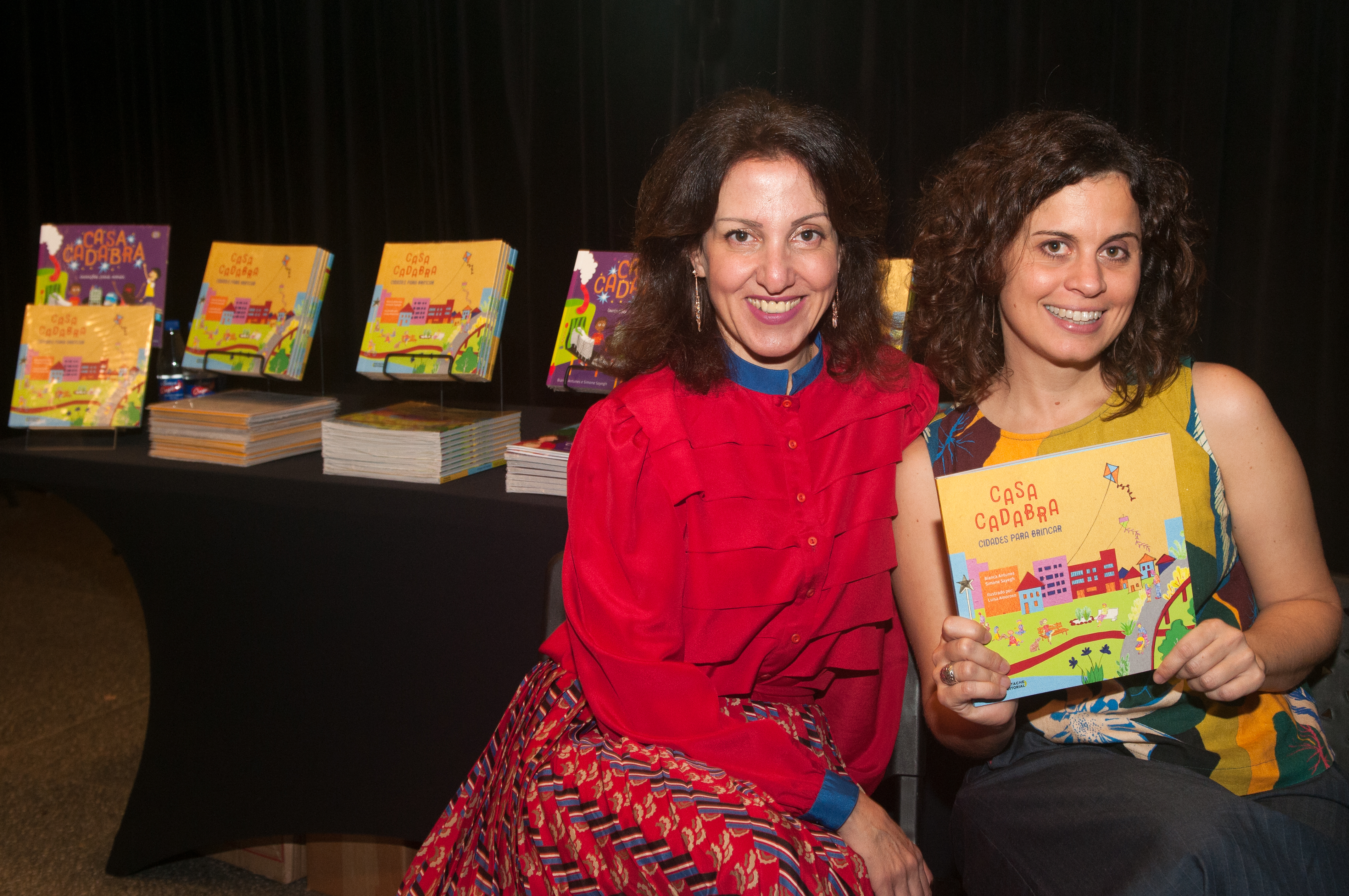 Bianca Antunes e Simone Sayegh são autoras da série de livros de arquitetura para crianças "Casacadabra”.
Foto: André Jensen Bianca Antunes e Simone Sayegh são autoras da série de livros de arquitetura para crianças "Casacadabra”.
Foto: André Jensen