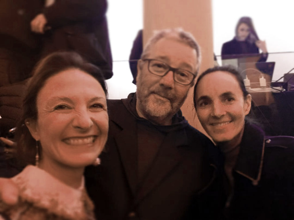 A vida como ela é Daniela Busarello (insta : @danisbusa) com o designer
Philippe Starck e Dorothée Boissier, organizadora do prêmio.