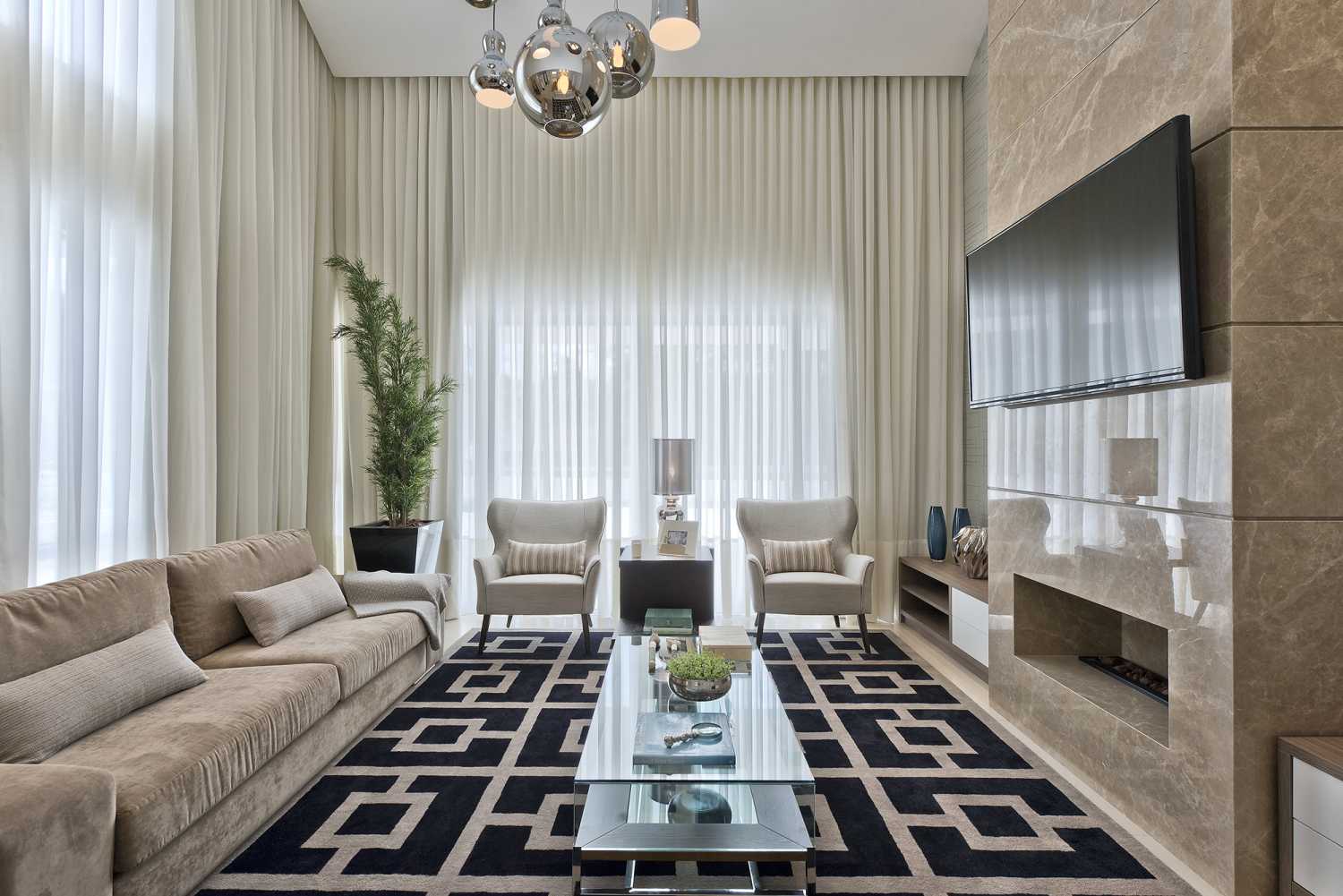 Tapetes podem perder a beleza e durabilidade se não forem bem cuidados. Projeto das arquitetas Carolina Leal Ribas e Denise Leal Ribas. Foto por Marcelo Stammer