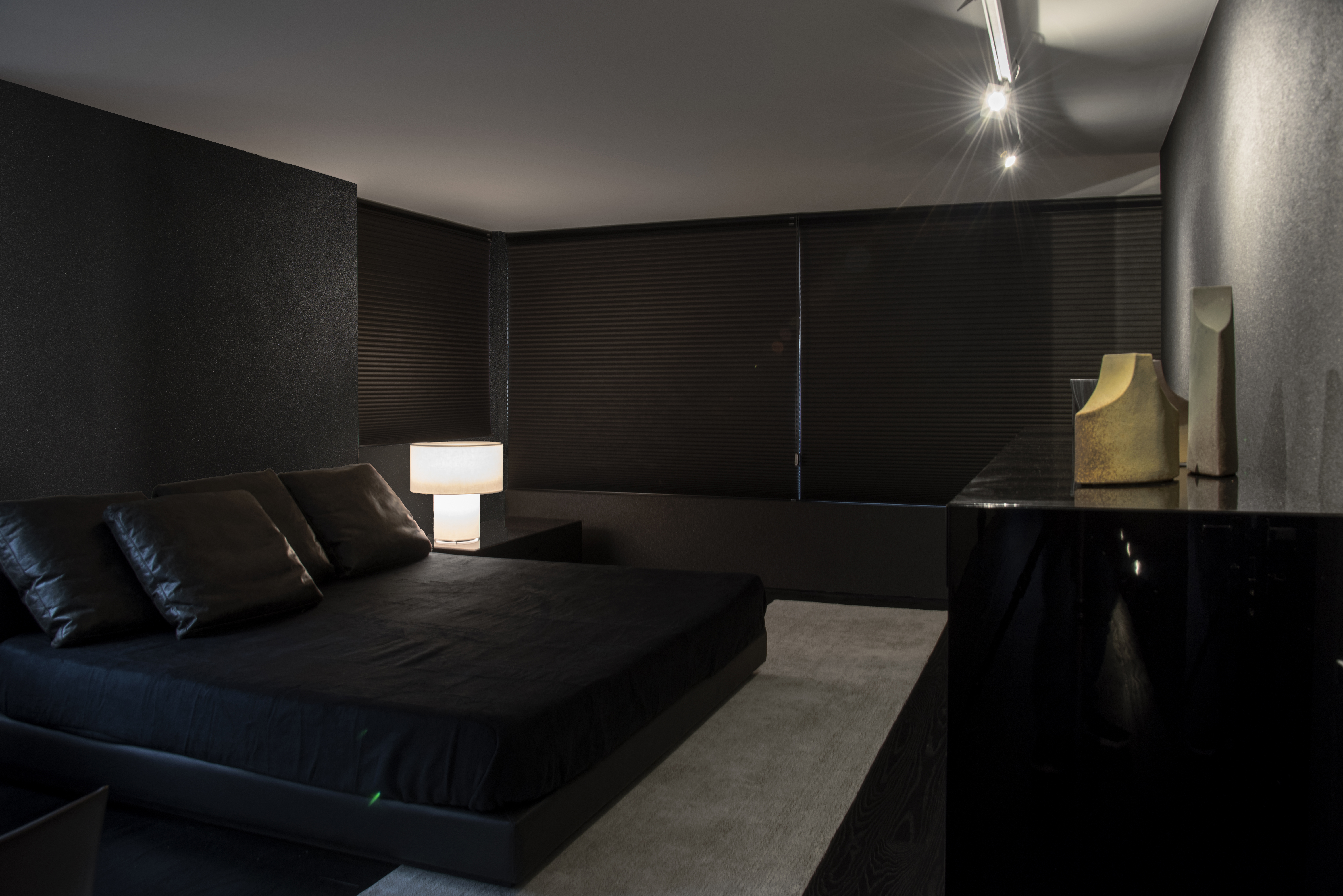 Projeto transforma apartamento com mais de 40 anos explorando revestimentos e móveis pretos Projeto transforma apartamento com mais de 40 anos explorando revestimentos e móveis pretos