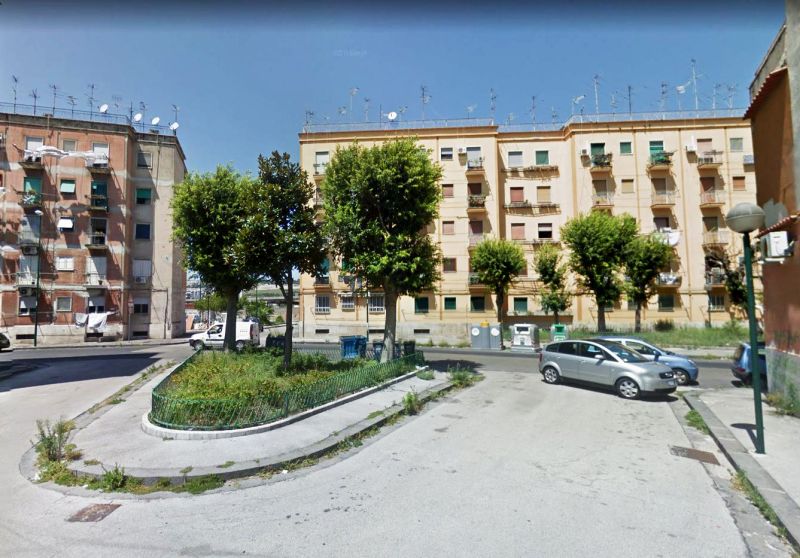 Pequena praça em Rione Luzzatti, Napoles. Foto: Hamilton Bruschz Pequena praça em Rione Luzzatti, Napoles. Foto: Hamilton Bruschz