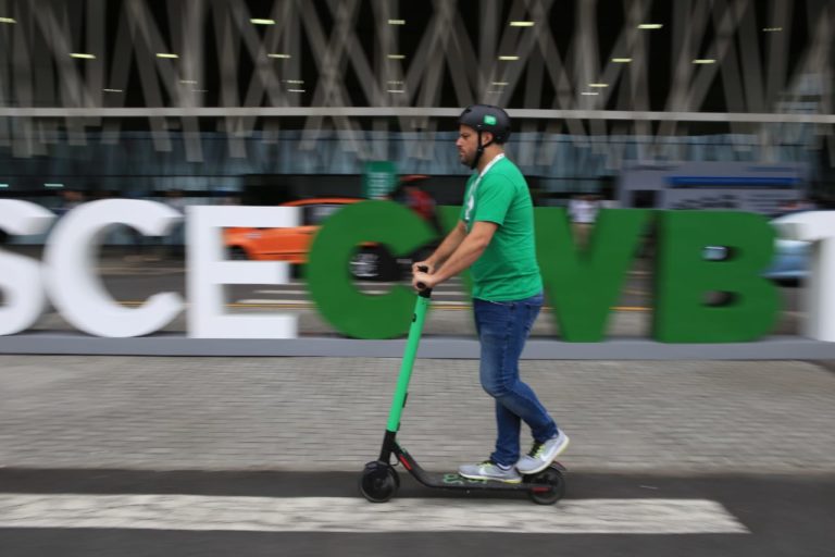 A empresa de patinetes compartilhados Grin é uma das que promovem transporte compartilhado. Foto: Michel Willian/Gazeta do Povo