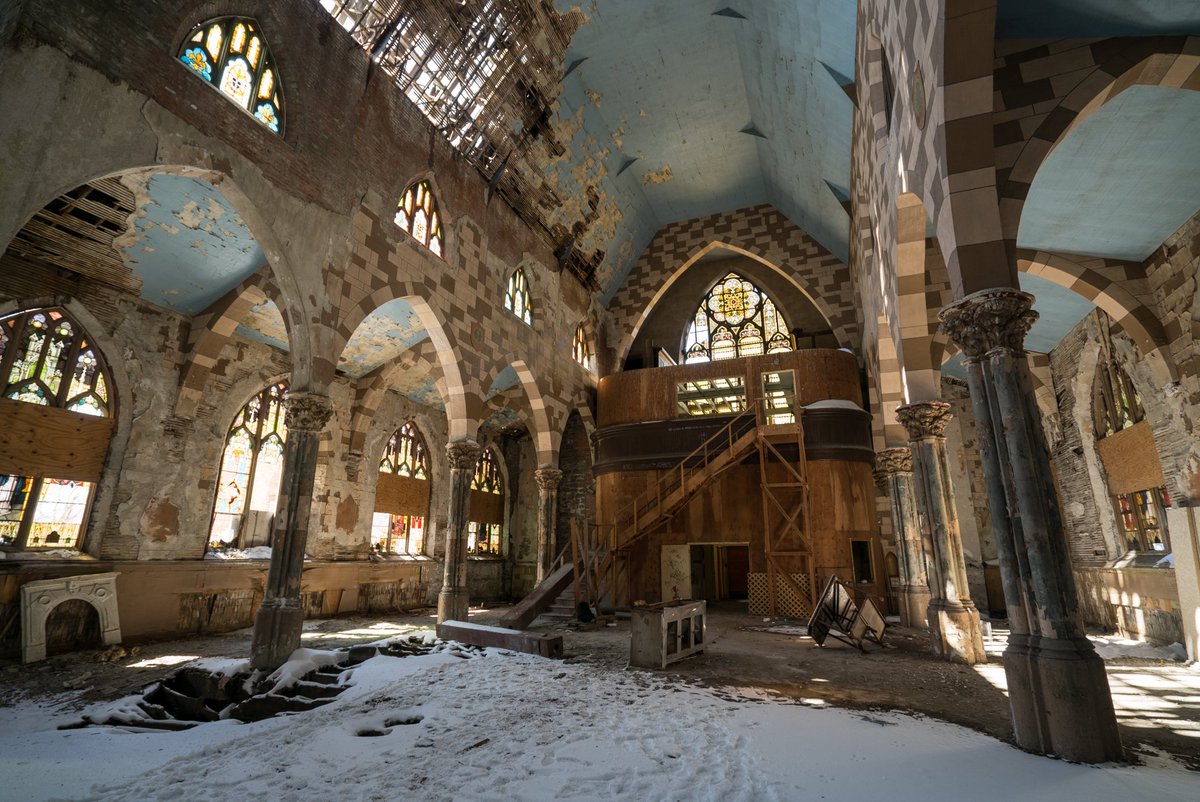 O canal do Youtube The Proper People registra cada detalhe de diferentes tipos de prédios abandonados pelo mundo. Foto: reprodução/The Proper People