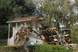 UFPR se recusa a dar opinião técnica para Justiça sobre demolição de casa histórica A Casa Stenzel foi demolida pela Prefeitura depois de ter sido atingida por um incêndio em 14 de junho de 2017. Foto: Arquivo/Hugo Harada/Gazeta do Povo
