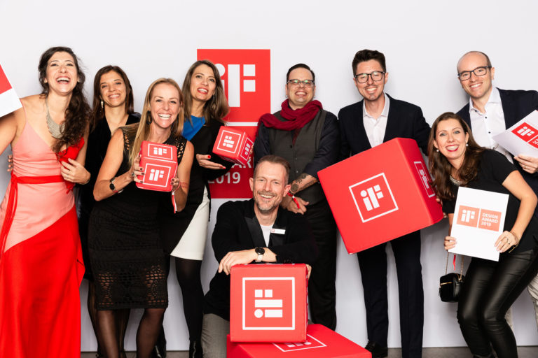 Designers brasileiros marcaram presença na entrega do iF Design Awards em Munique.
Da esquerda para a direita: Paula Langie, Bruna Albuquerque, Letícia Castro (diretora do CBD), Valkiria Pedri. O diretor de projetos do iF Frank Zierenberg (agachado), Daniel Kroker, Bruno Camargo, Gustavo Giorgi e Elisa Tramontina. Foto: Verena Vötter / iF Design Awards / Divulgação