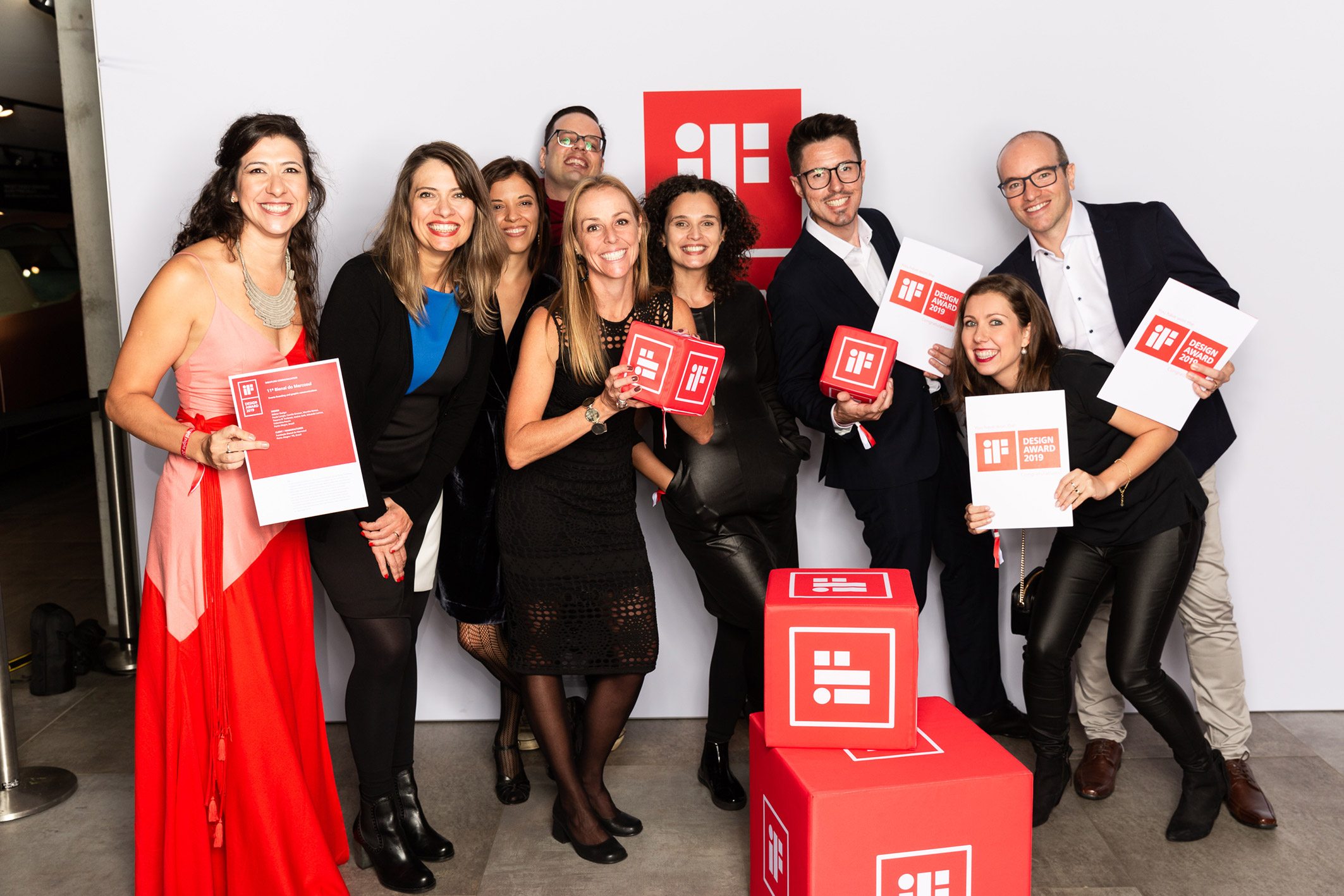 iF Design Awards fará evento em Curitiba apresentando três talks com designers premiados. Na foto: grupo brasileiro que foi até Munique para receber a certificação e acompanhar o prêmio em março de 2019, com cobertura exclusiva de HAUS. Foto: Verena Vötter / iF Design Awards / Divulgação iF Design Awards fará evento em Curitiba apresentando três talks com designers premiados. Na foto: grupo brasileiro que foi até Munique para receber a certificação e acompanhar o prêmio em março de 2019, com cobertura exclusiva de HAUS. Foto: Verena Vötter / iF Design Awards / Divulgação