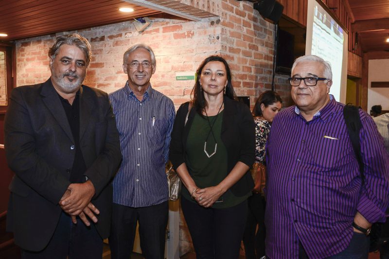Sergio Matheus, supervisor de implantação do Ippuc, Ariel Stelle, arquiteto, Gisele Medeiros, arquiteta, e Alberto Paranhos, economista. Foto: Leticia Akemi Sergio Matheus, supervisor de implantação do Ippuc, Ariel Stelle, arquiteto, Gisele Medeiros, arquiteta, e Alberto Paranhos, economista. Foto: Leticia Akemi