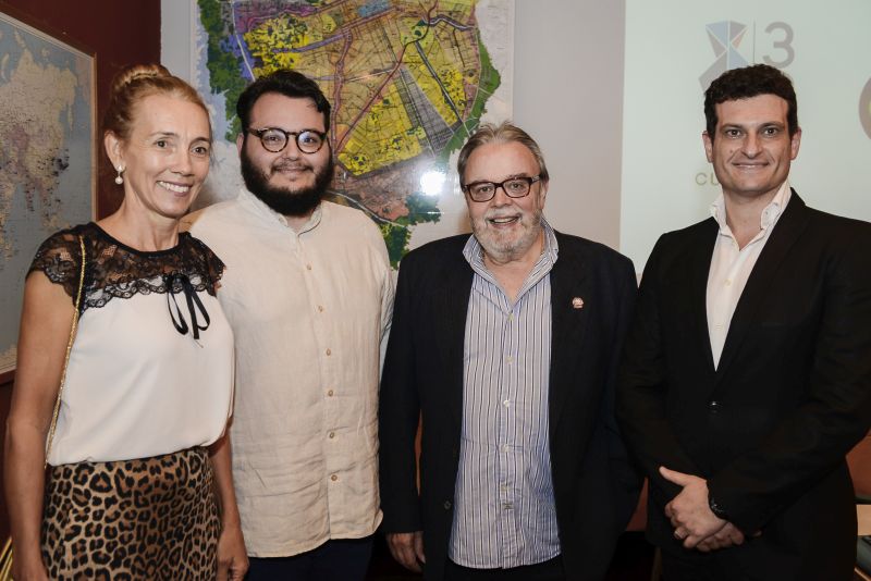 Norma Maria da Rui, correspondente consular honorária da Itália, Luan Galani, editor de HAUS, da Gazeta do Povo, que mediou o debate da noite, Vincenzo Cortese, músico, e Pierfrancesco Barbato, sales manager da Volvo Buses. Foto: Leticia Akemi Norma Maria da Rui, correspondente consular honorária da Itália, Luan Galani, editor de HAUS, da Gazeta do Povo, que mediou o debate da noite, Vincenzo Cortese, músico, e Pierfrancesco Barbato, sales manager da Volvo Buses. Foto: Leticia Akemi