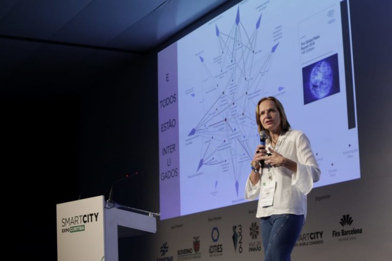 Doutora em urbanismo e referência na área de economia e cidades criativas, Ana Carla Fonseca defende uma conexão mais próxima entre pessoas e cidades. Foto: Michel Willian/Gazeta do Povo