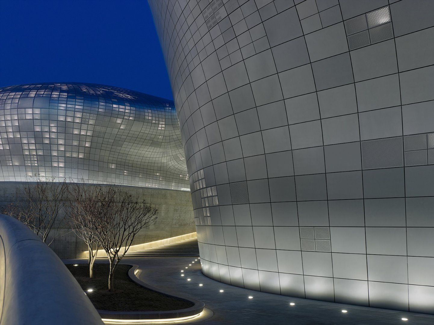 Cenário futurista de ‘Pantera Negra’ foi inspirado em obras de Zaha Hadid Cenário futurista de ‘Pantera Negra’ foi inspirado em obras de Zaha Hadid