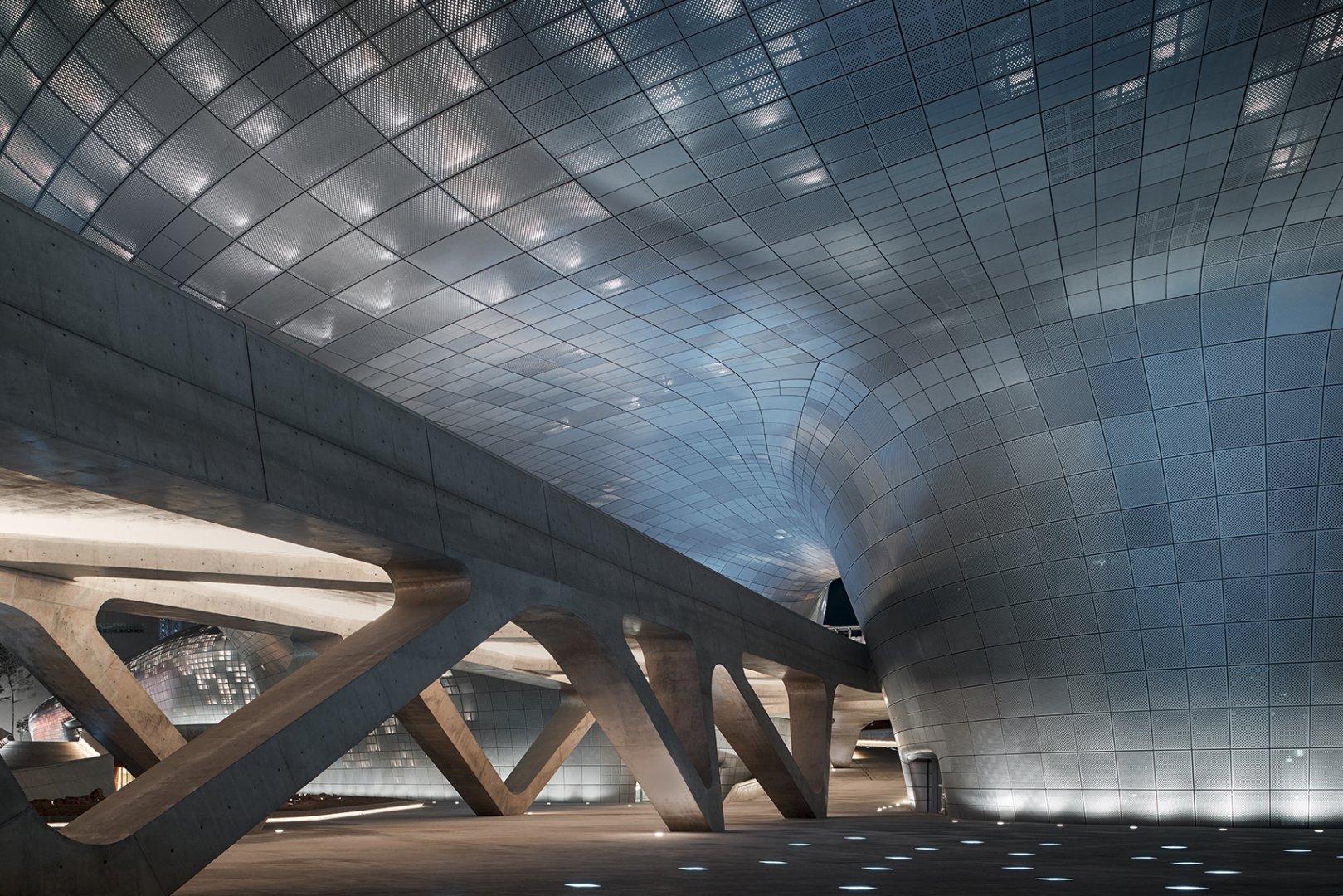 Cenário futurista de ‘Pantera Negra’ foi inspirado em obras de Zaha Hadid Cenário futurista de ‘Pantera Negra’ foi inspirado em obras de Zaha Hadid