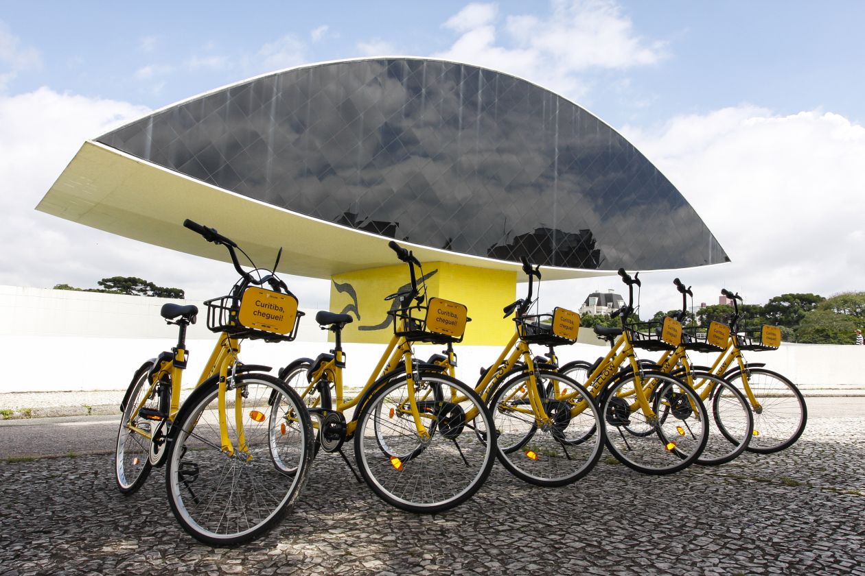 A Yellow, empresa brasileira de soluções de mobilidade urbana individual, passa a oferecer o serviço de compartilhamento de bicicletas no sistema dockless (sem estação para retirada e devolução) e patinetes elétricos em Curitiba, disponíveis em regiões da cidade como a do Museu Oscar Niemeyer (MON). Foto: Cassiano Rosario/Gazeta do Povo A Yellow, empresa brasileira de soluções de mobilidade urbana individual, passa a oferecer o serviço de compartilhamento de bicicletas no sistema dockless (sem estação para retirada e devolução) e patinetes elétricos em Curitiba, disponíveis em regiões da cidade como a do Museu Oscar Niemeyer (MON). Foto: Cassiano Rosario/Gazeta do Povo