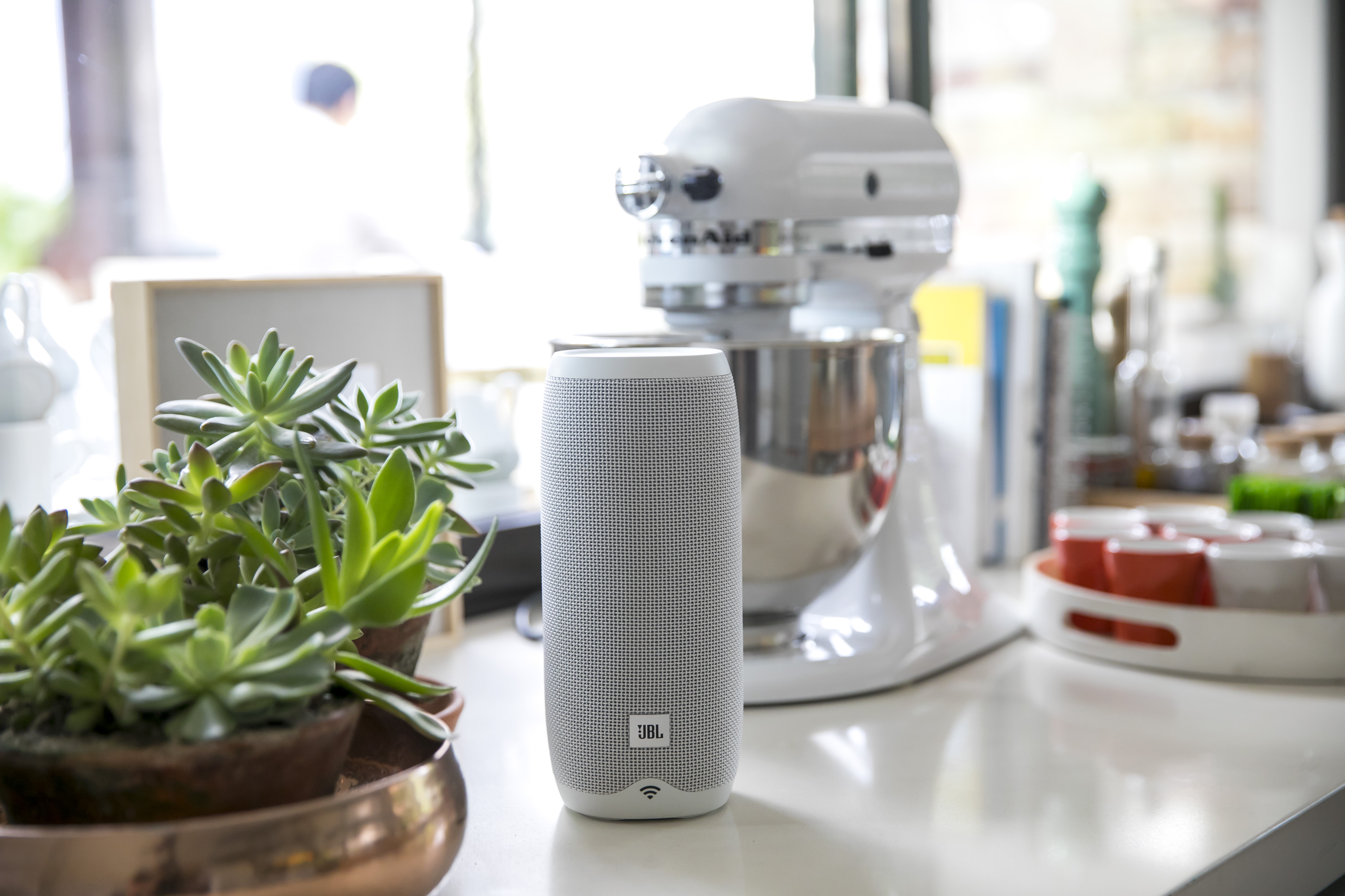 Na cozinha, uma das possibilidades é ligar a batedeira a uma smart plug. Ela vai possibilitar o comando "ligar batedeira". Foto: Luciana Naaith/divulgação Na cozinha, uma das possibilidades é ligar a batedeira a uma smart plug. Ela vai possibilitar o comando "ligar batedeira". Foto: Luciana Naaith/divulgação