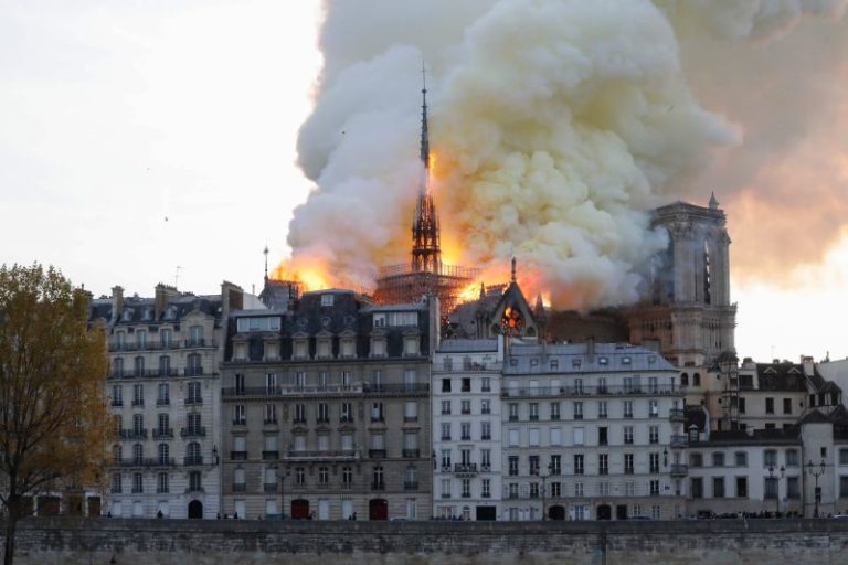 Vista do outro lado do Rio Sena mostra a fachada da catedral de Notre-Dame em chamas, envolta pela fumaça. Foto: Francois Guillot/AFP