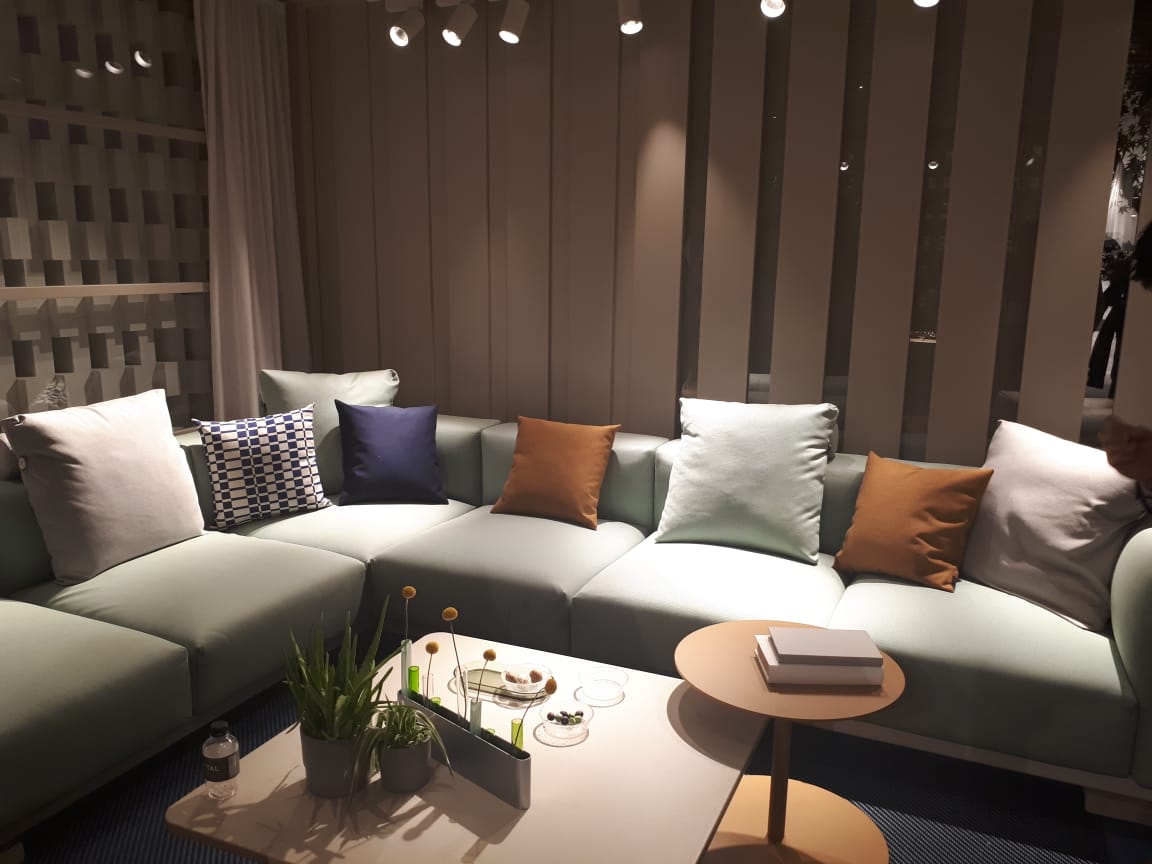 20 composições de Milão 2019 garantem que vai ter cor na decoração; você só precisa escolher a intensidade 20 composições de Milão 2019 garantem que vai ter cor na decoração; você só precisa escolher a intensidade