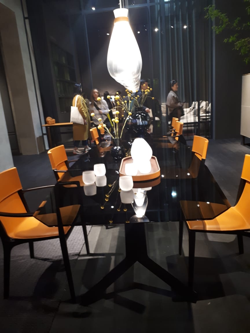 20 composições de Milão 2019 garantem que vai ter cor na decoração; você só precisa escolher a intensidade 20 composições de Milão 2019 garantem que vai ter cor na decoração; você só precisa escolher a intensidade