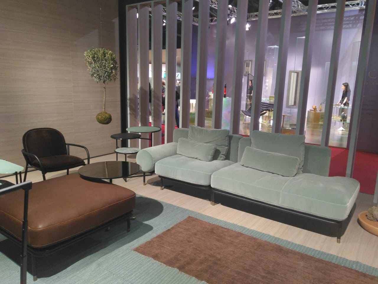 20 composições de Milão 2019 garantem que vai ter cor na decoração; você só precisa escolher a intensidade 20 composições de Milão 2019 garantem que vai ter cor na decoração; você só precisa escolher a intensidade