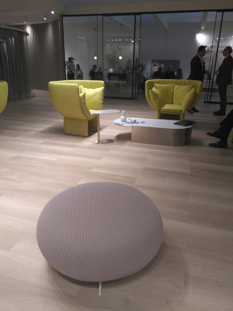 20 composições de Milão 2019 garantem que vai ter cor na decoração; você só precisa escolher a intensidade 20 composições de Milão 2019 garantem que vai ter cor na decoração; você só precisa escolher a intensidade