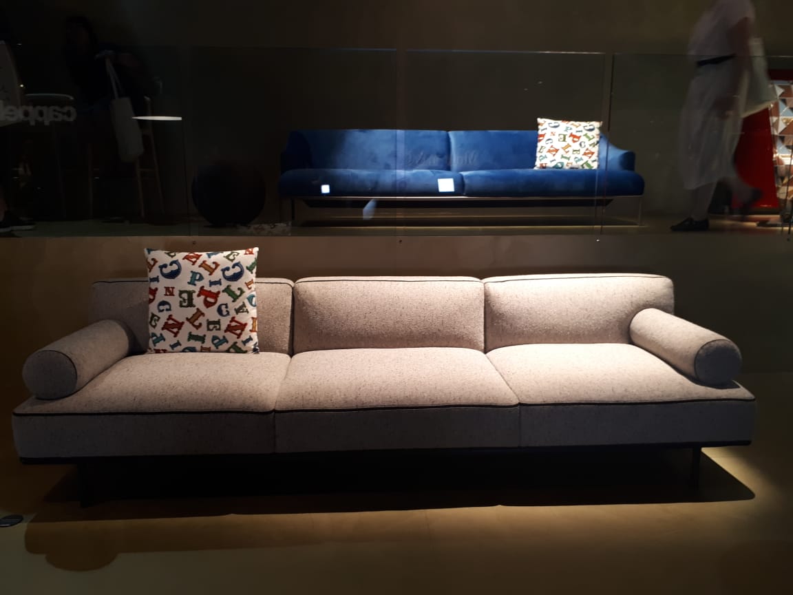 20 composições de Milão 2019 garantem que vai ter cor na decoração; você só precisa escolher a intensidade 20 composições de Milão 2019 garantem que vai ter cor na decoração; você só precisa escolher a intensidade