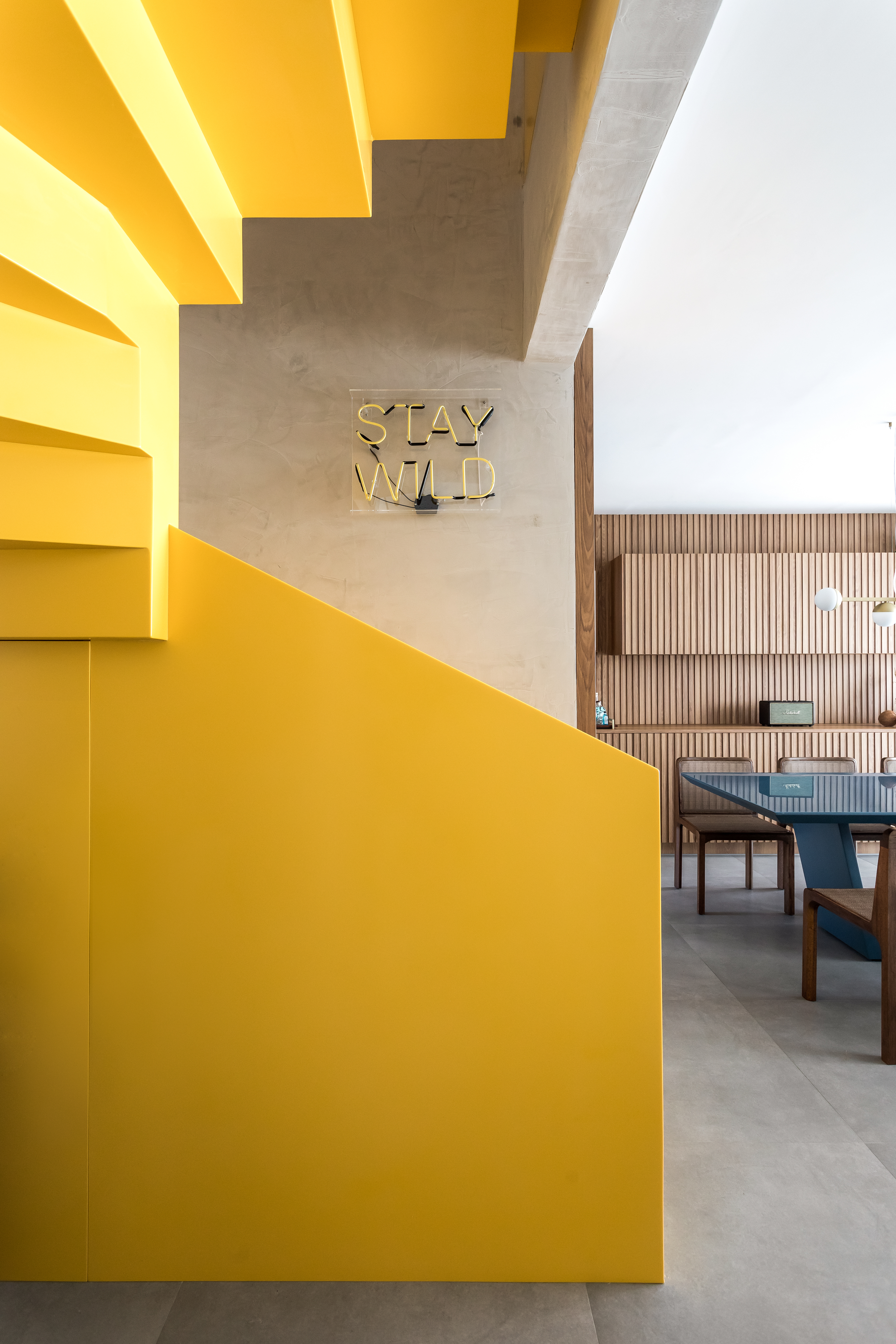 A escada monolítica em
Corian amarelo, que é a
alma do projeto. A escada monolítica em
Corian amarelo, que é a
alma do projeto.