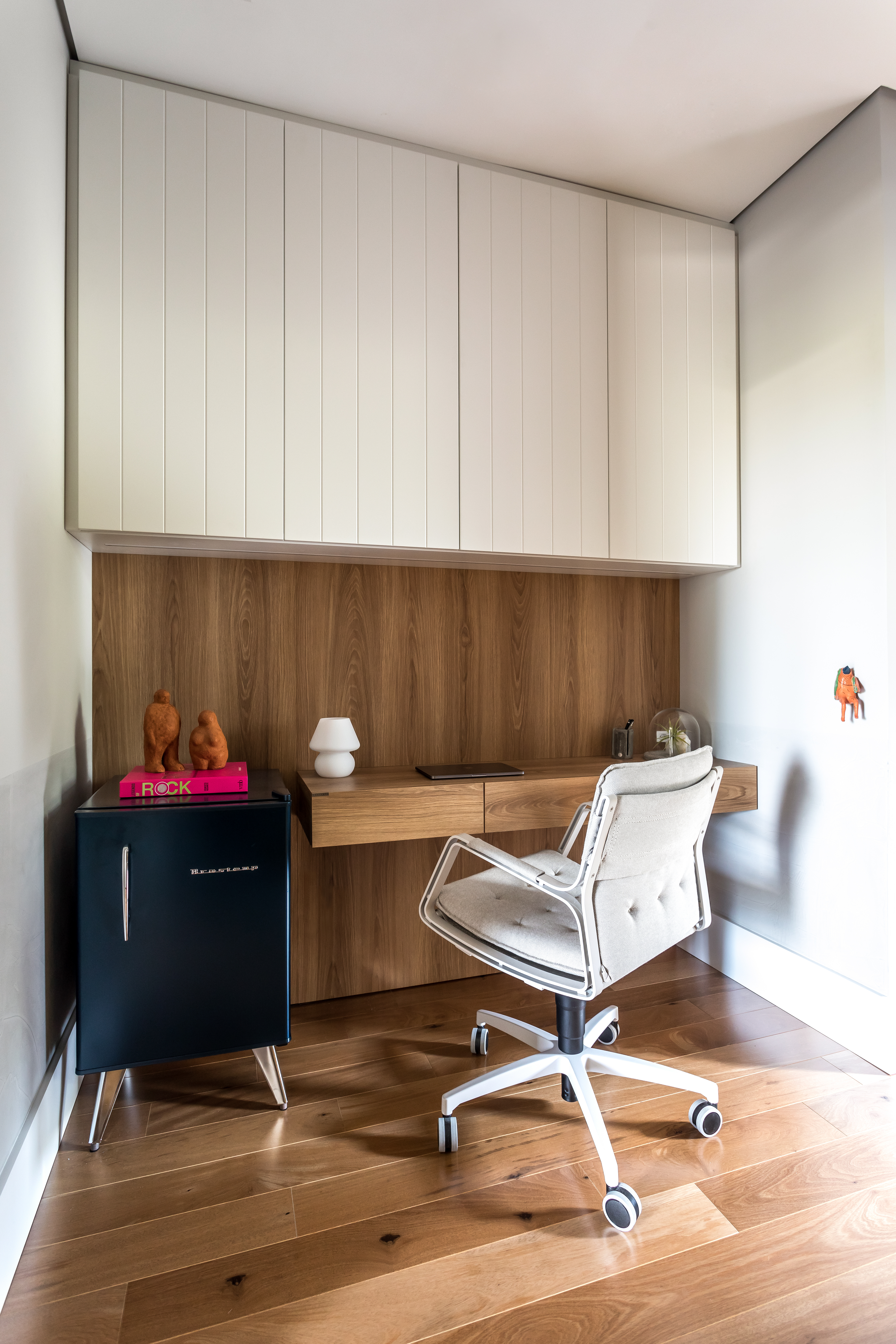 O home office é composto por armários superiores e inferiores de diferentes
materiais, além de uma cadeira Yoná, do Estúdio Bola, mesmo que assina as
cadeiras do Espaço Gourmet e da sala de jantar. O home office é composto por armários superiores e inferiores de diferentes
materiais, além de uma cadeira Yoná, do Estúdio Bola, mesmo que assina as
cadeiras do Espaço Gourmet e da sala de jantar.