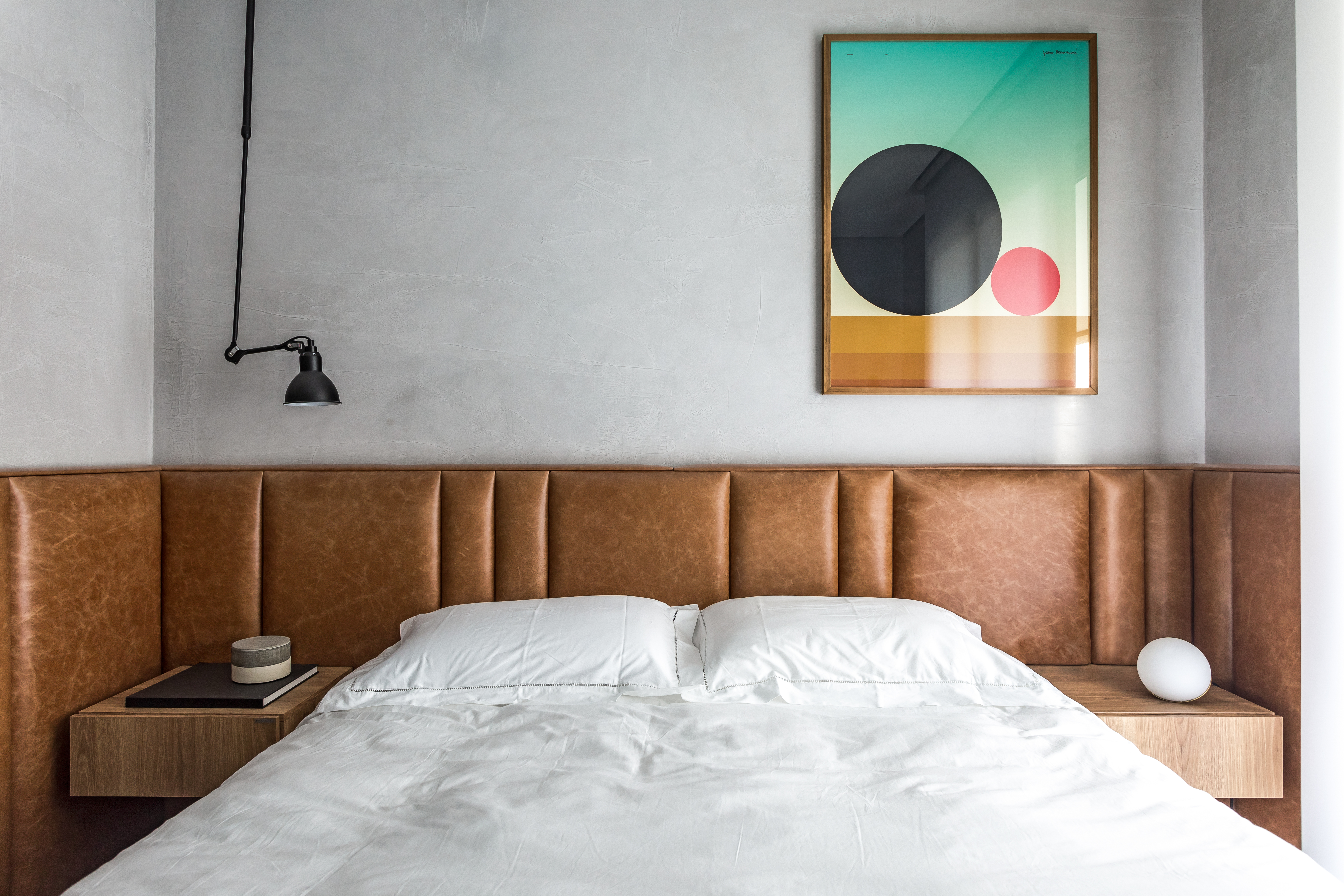 No quarto, revestimento em couro marrom aquece o ambiente em contraste às paredes de cimento. No quarto, revestimento em couro marrom aquece o ambiente em contraste às paredes de cimento.