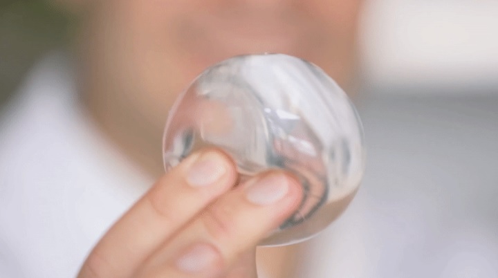 Engenheiros criam bolha de água comestível que substitui garrafas de plástico Para diminuir a quantidade de plástico no mundo, a startup Skipping Rocks Lab criou uma esfera comestível de água. Foto: Reprodução