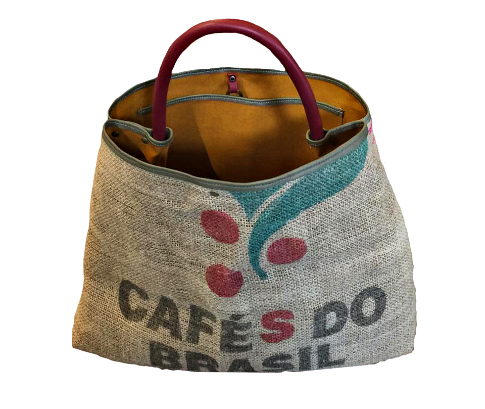 Bolsa assinada por Saulo Cesar, para MARROC,
marca autoral de upcycle de resíduos. Feita em
lona, saca de café e resíduos de couro, por 599.
@saulocesardesigns. Bolsa assinada por Saulo Cesar, para MARROC,
marca autoral de upcycle de resíduos. Feita em
lona, saca de café e resíduos de couro, por 599.
@saulocesardesigns.